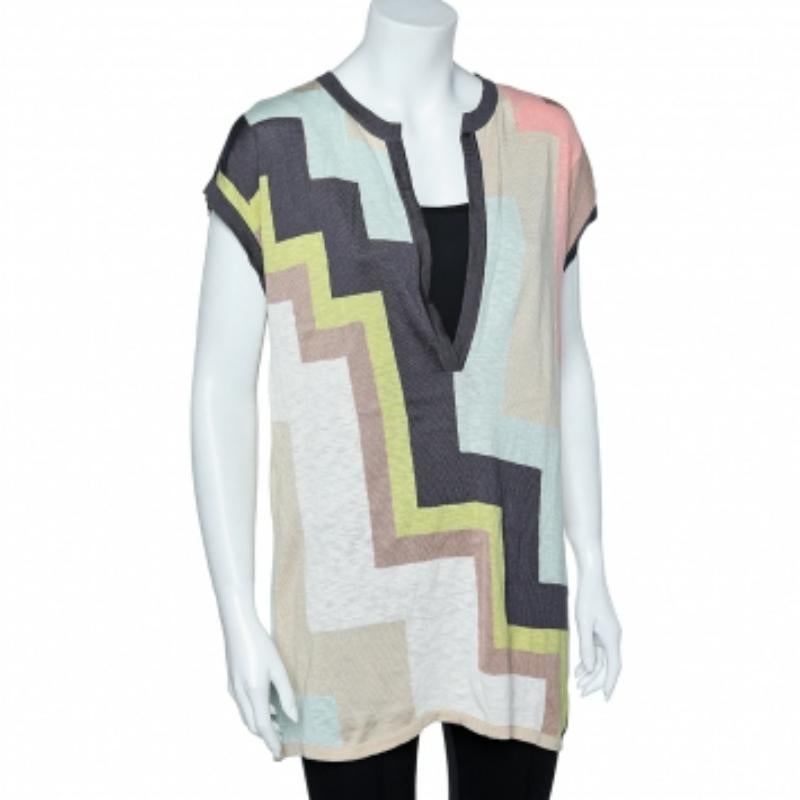 Ajoutez une touche de couleur à votre tenue avec ce haut de M-One. Il est taillé dans un tissu en maille de coton à motifs géométriques multicolores. Ce haut est mis en valeur par un décolleté plongeant et des manches courtes.