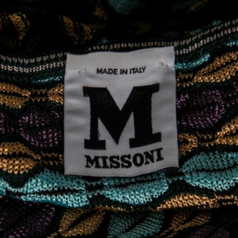 Diese Strickjacke aus dem Hause M Missoni lässt Sie schön und stilvoll aussehen! Es ist aus mehrfarbig gemustertem Strickstoff geschneidert und hat lange Ärmel, einen geknöpften Verschluss und einen V-förmigen Ausschnitt. Tragen Sie diese schicke