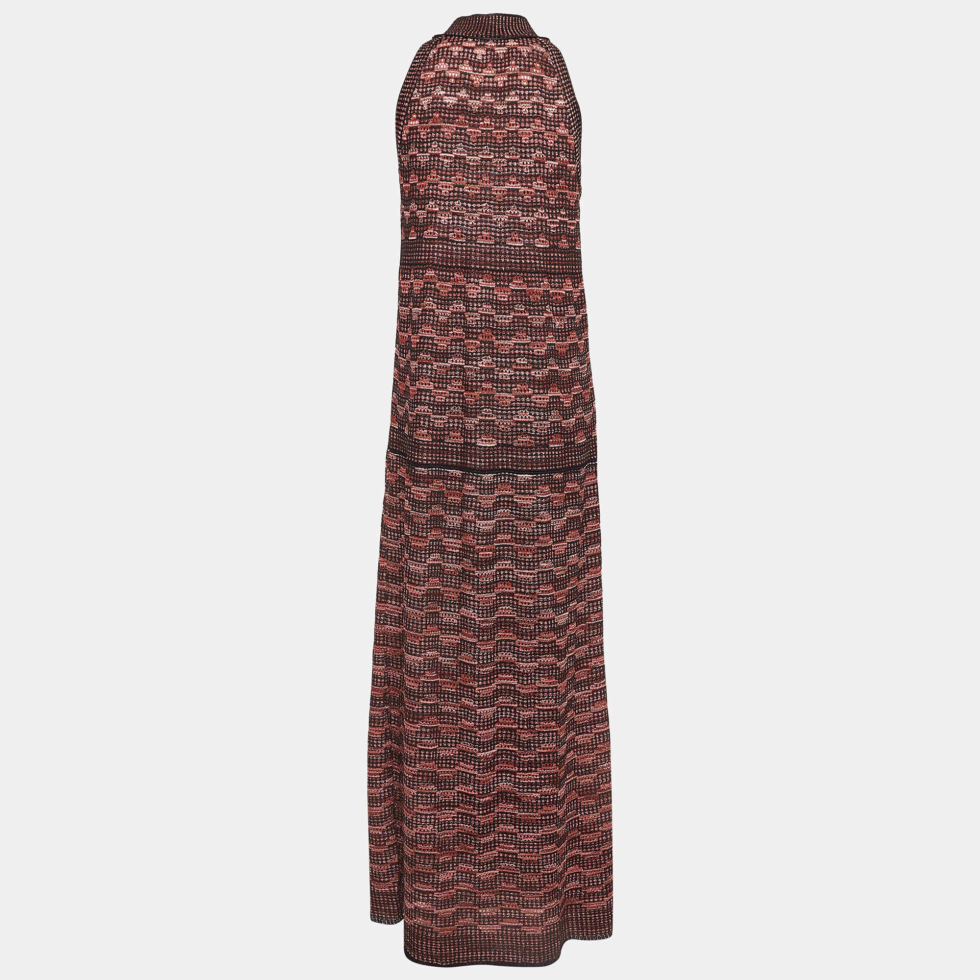 This stylish maxi dress is a fashionable and versatile piece that exudes elegance and comfort. With its long silhouette it provides a flattering and feminine look. Designed with chic details and unique cuts it effortlessly combines fashion and