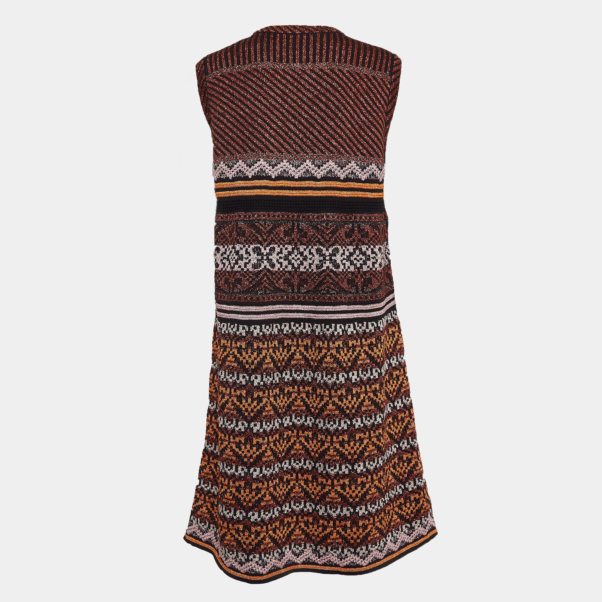 Découvrez les joies d'une confection experte avec cette robe de créateur pour femme. Méticuleusement confectionné, il offre une coupe impeccable et des détails luxueux garantissant un confort inégalé. Cette magnifique création rehaussera votre style