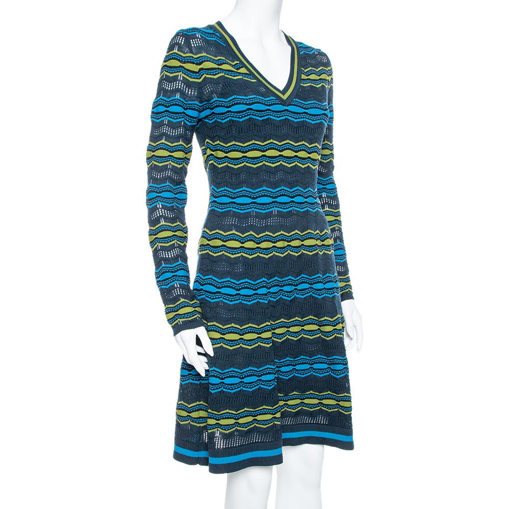 Dieses Kleid von M Missoni lässt die Grenzen zwischen formell und leger verschwinden und ist ein verspielter Freund der Montagspräsentation und eine lebhafte Option für das Wochenende. Dieses Modell mit farbenfrohem, perforiertem Muster und einer