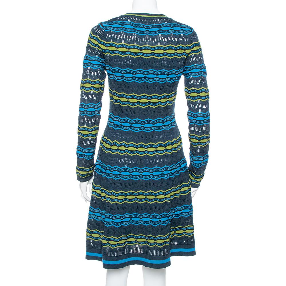 M Missoni Mehrfarbiges, perforiertes, ausgestelltes, ausgestelltes Midikleid aus Strick M (Blau) im Angebot