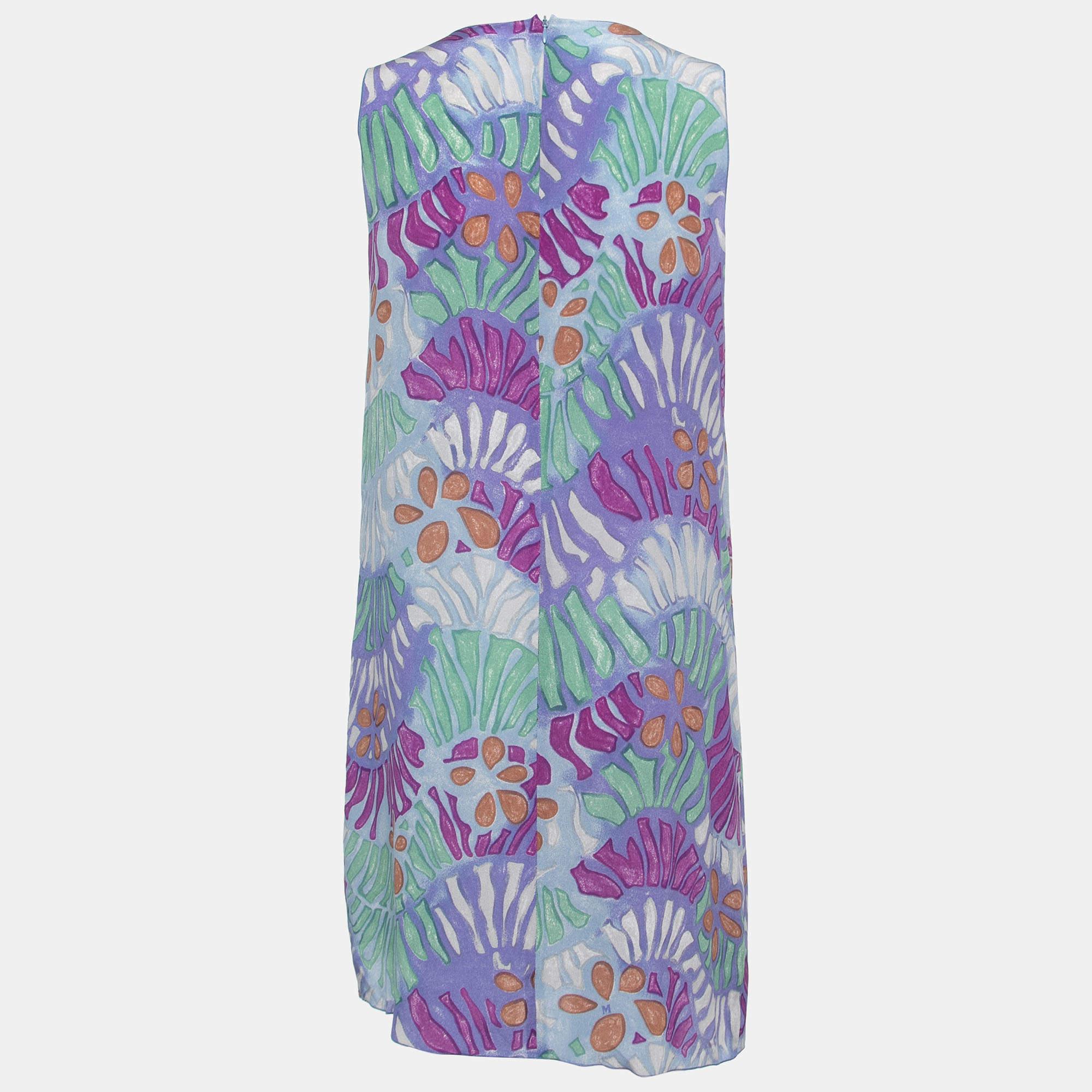 Make a luxe fashion statement by wearing this designer dress. It is tailored using fine fabric into a flattering silhouette.