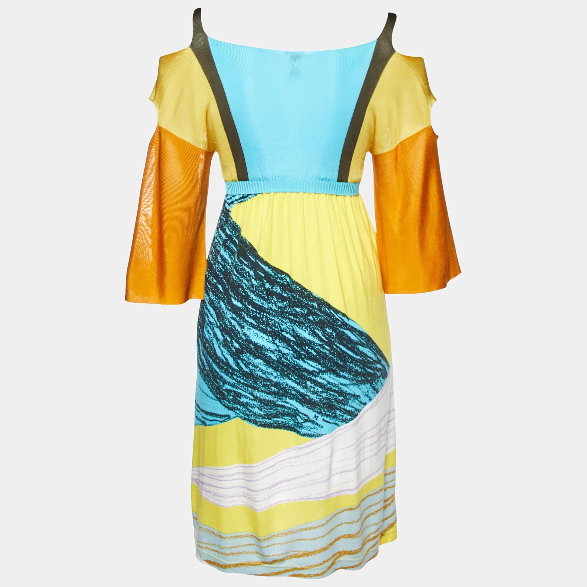 Exhibit a stylish look by wearing this beautiful designer dress. Tailored using fine fabric this dress has a chic silhouette for a framing fit. Style the creation with chic accessories and pumps.