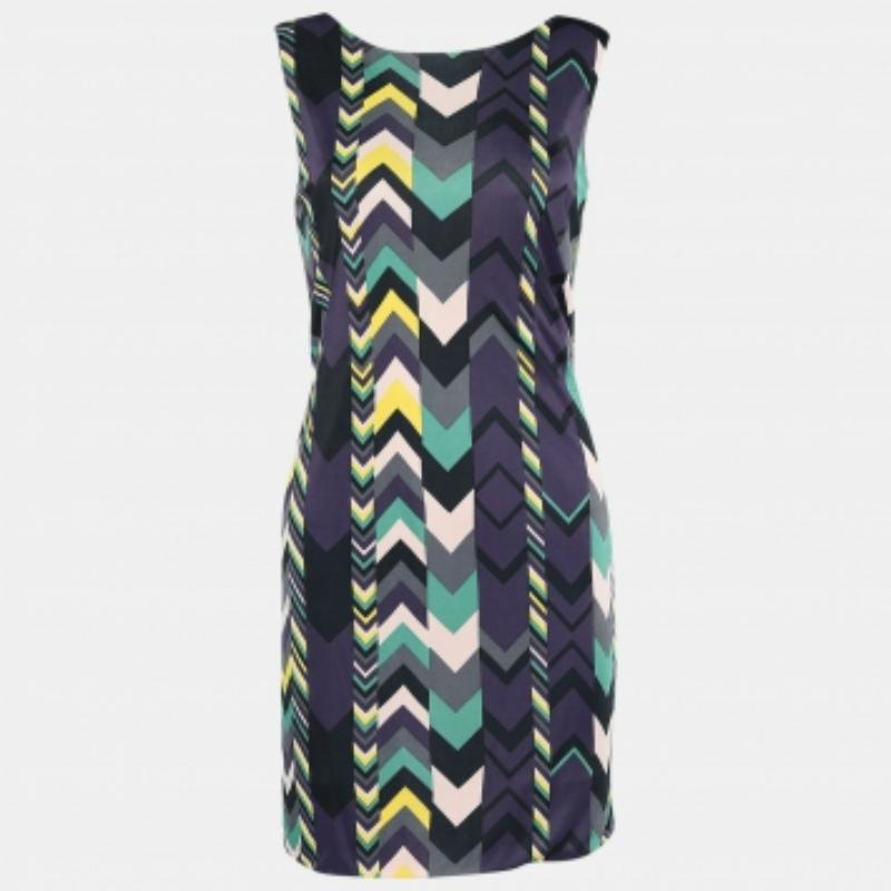 Una hermosa confección y llamativos detalles se combinan para formar este vestido sin mangas de M Missoni. El vestido está cubierto de coloridos estampados geométricos y tiene la espalda escotada.