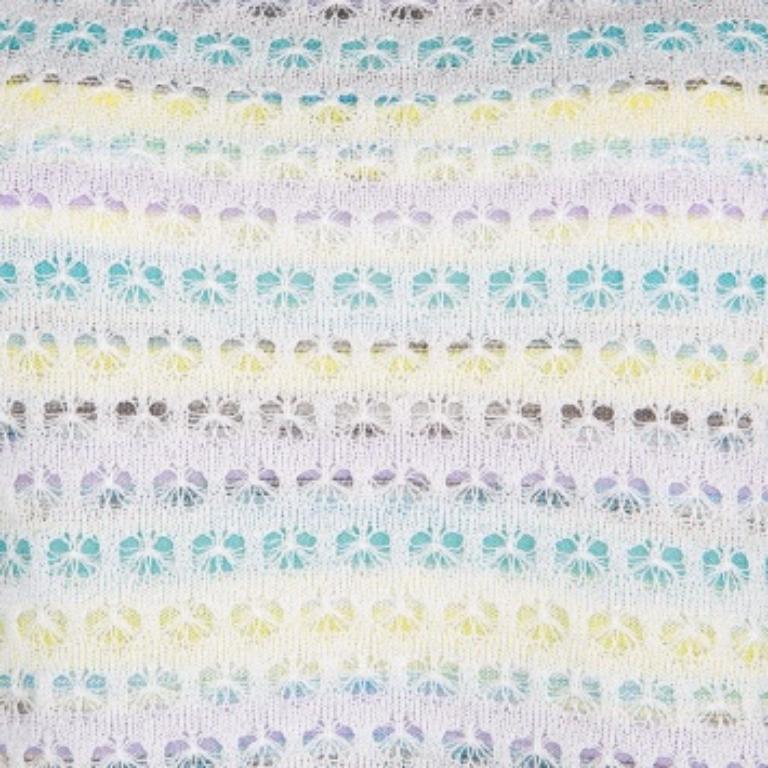 Parfois, la simplicité est plus élégante, et ce top de M-One en est la preuve. Celui-ci est conçu dans une structure droite et unie présentant un motif rayé multicolore. Il est orné de motifs floraux en crochet et présente une encolure ronde et un