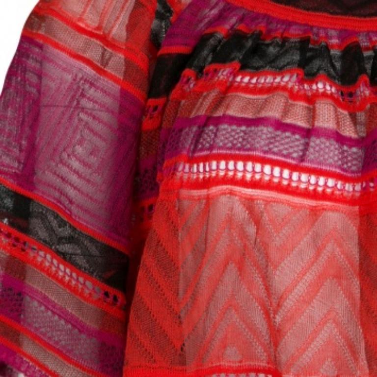 Conçu dans une silhouette décontractée aux teintes multicolores féminines, ce haut M-One est idéal pour les personnes qui aiment afficher un style simple et direct. Tricoté sous forme perforée, le haut souligne un design rayé aux motifs