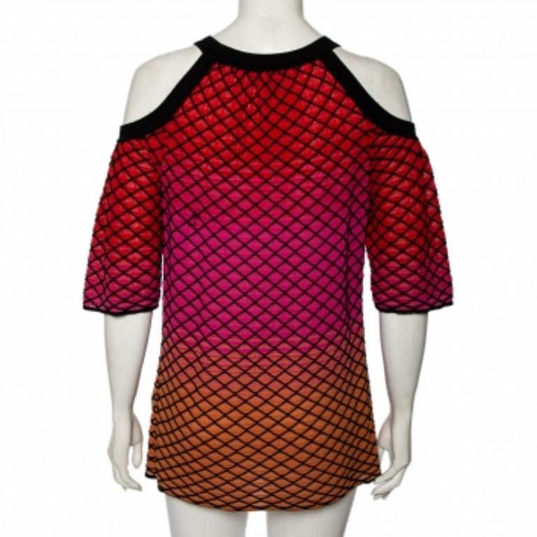 ¡Encontrarás ocasiones para ponerte este precioso top de M Missoni que hará que los corazones revoloteen allá donde vayas! Está hecha de una mezcla de algodón y presenta un exterior multicolor de diseño creativo junto con un diseño de hombros fríos.