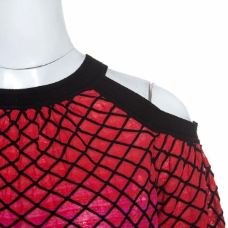 Troverai sempre occasioni per indossare questo bellissimo top di M Missoni che farà battere i cuori ovunque tu vada! È realizzata in misto cotone e presenta un esterno multicolore dal design creativo e un design a spalla fredda. Abbinalo a pantaloni