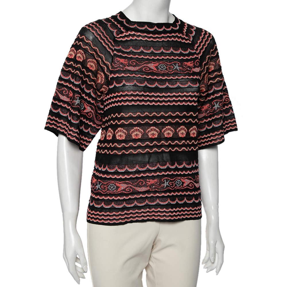 Élevez votre quotient de style avec ce haut artistique de M-One. Il a été confectionné à partir de matériaux nobles et affiche un motif de vagues multicolores sur l'ensemble de sa surface. Avec son design unique mais sans effort, c'est la pièce