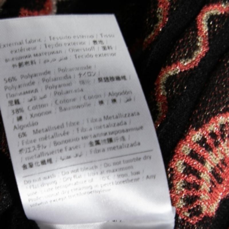 Mit diesem künstlerischen M Missoni-Top wird Ihr Style-Quotient aufgewertet. Sie ist aus edlen Materialien gefertigt und zeigt ein mehrfarbiges Wellenmuster auf dem ganzen Körper. Mit seinem einzigartigen und doch mühelosen Design ist er genau das
