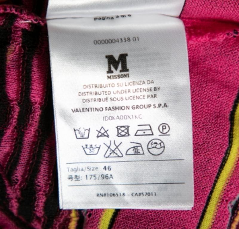 Hier ist ein modisches Update für Ihre Wintergarderobe. Diese Strickjacke von M Missoni ist super trendy und elegant. Es ist aus mehrfarbigem, rosafarbenem, gemustertem Strick gefertigt und hat einen offenen Ausschnitt. Tragen Sie diese Strickjacke,