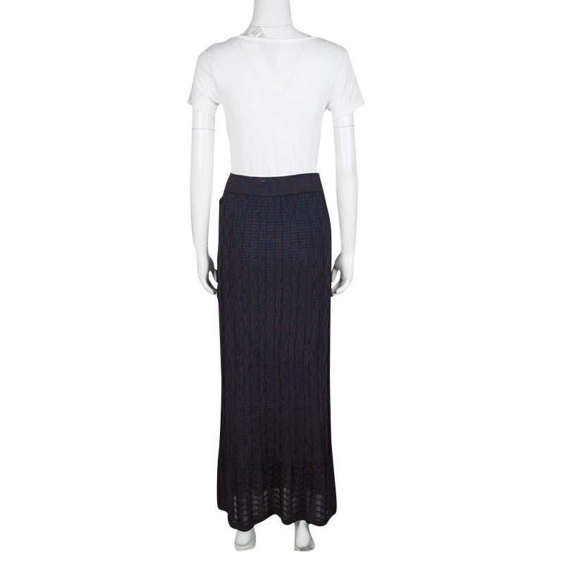 Flaunting patterned knitting, this purple skirt from M Misson is ideal for a chic, casual look. Cut from a wool-nylon blend, the skirt can be worn for ease and comfort. It has a maxi length and a fitted silhouette. Style it with a casual top and