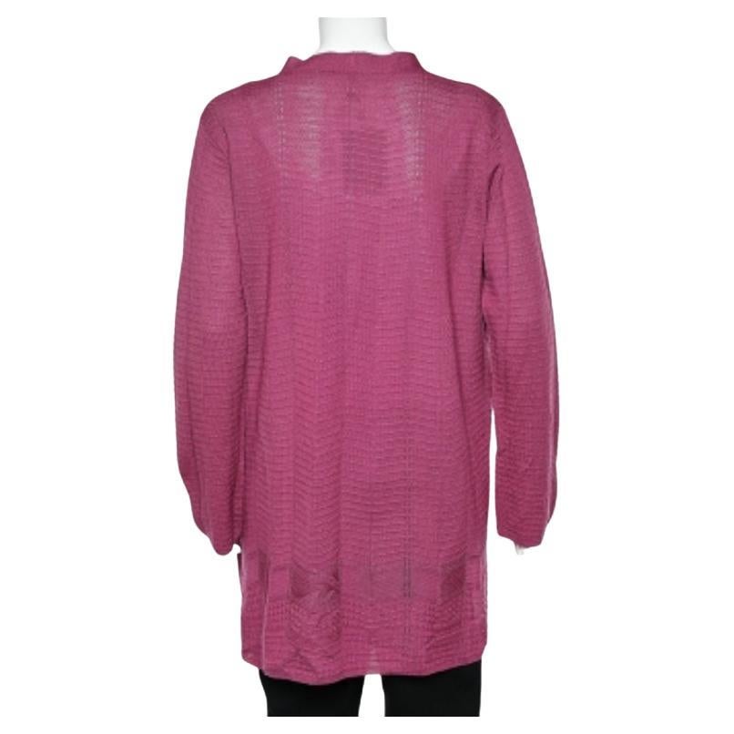 Fabriqué par M-One, ce cardigan ajoutera une touche de couleur à votre look et vous permettra de rester à l'aise toute la journée ! Il est confectionné en maille à motifs violets et présente un devant ouvert ainsi que des manches longues. C'est un