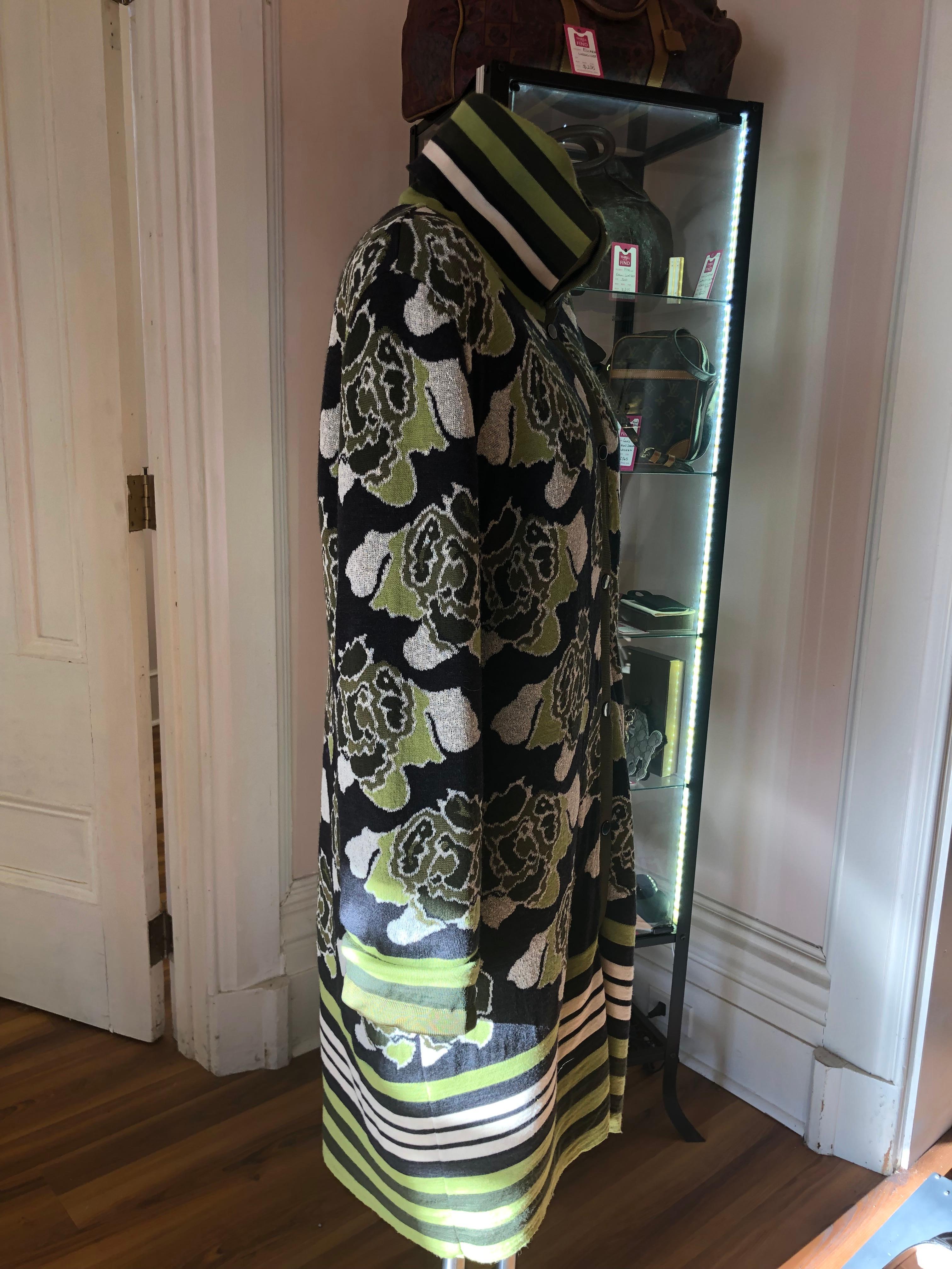 Superb M. Missoni vintage coat with a great roll up collar. There is a gros grain border; pocket; green cushioned lining and snap buttons. The print is floral and stripes.

A really beautiful piece and easy to wear.