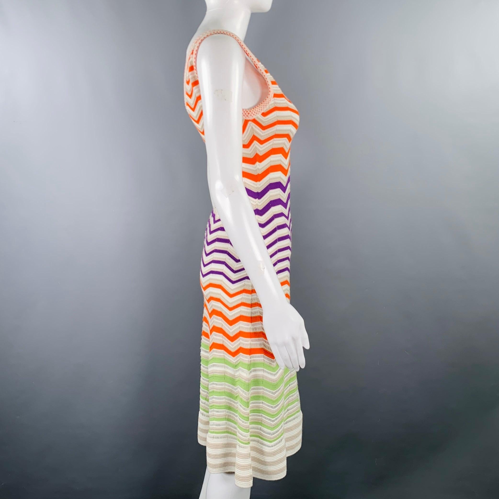 Robe M MISSONI
en maille viscose mélangée multicolore, sans manches, avec un motif texturé en zig zag et une encolure en V. Fabriqué en Italie. Excellent état. 

Marqué :   IT 40 

Mesures : 
 
Épaule : 12 pouces Buste : 28 pouces Taille : 22 pouces