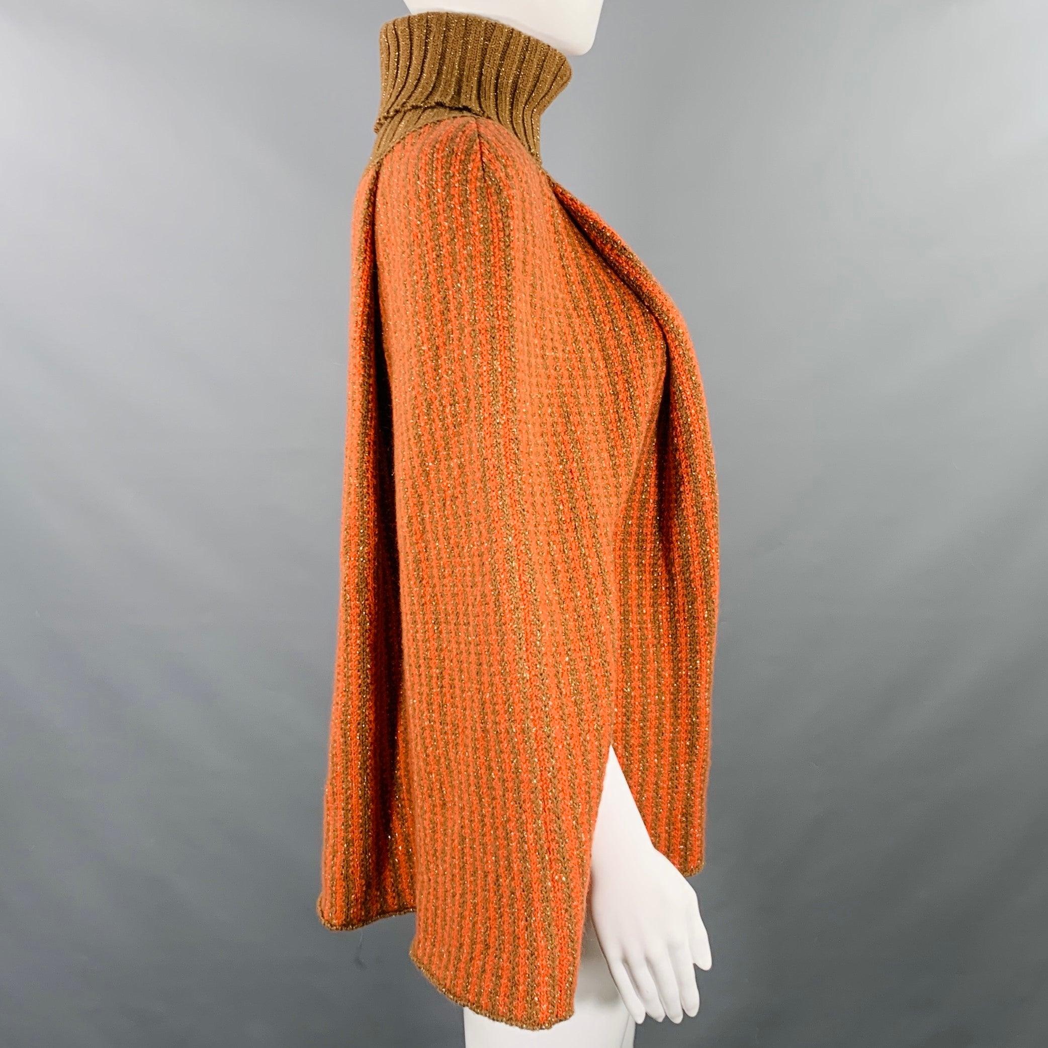 M MISSONI cape
en tricot orange et marron, avec un motif à rayures, des détails plissés et un col roulé. Fabriqué en Italie. Excellent état. 

Marqué :   S 

Mesures : 
 
Épaule : 17 pouces Largeur :
72 pouces Longueur : 22.5 pouces 
  
  
