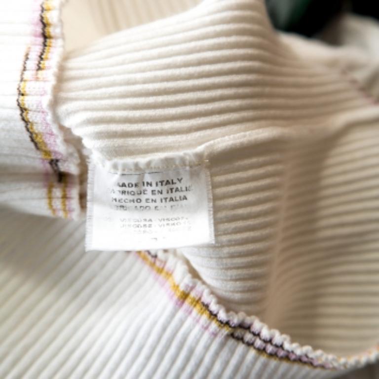 Dieses hübsche Oberteil von M Missoni ist stilvoll und macht überall eine gute Figur. Dieses langärmelige weiße Oberteil aus hochwertigem Stoff hat eine strukturierte Strickoberfläche, einen V-Ausschnitt und ein Schal-Detail.