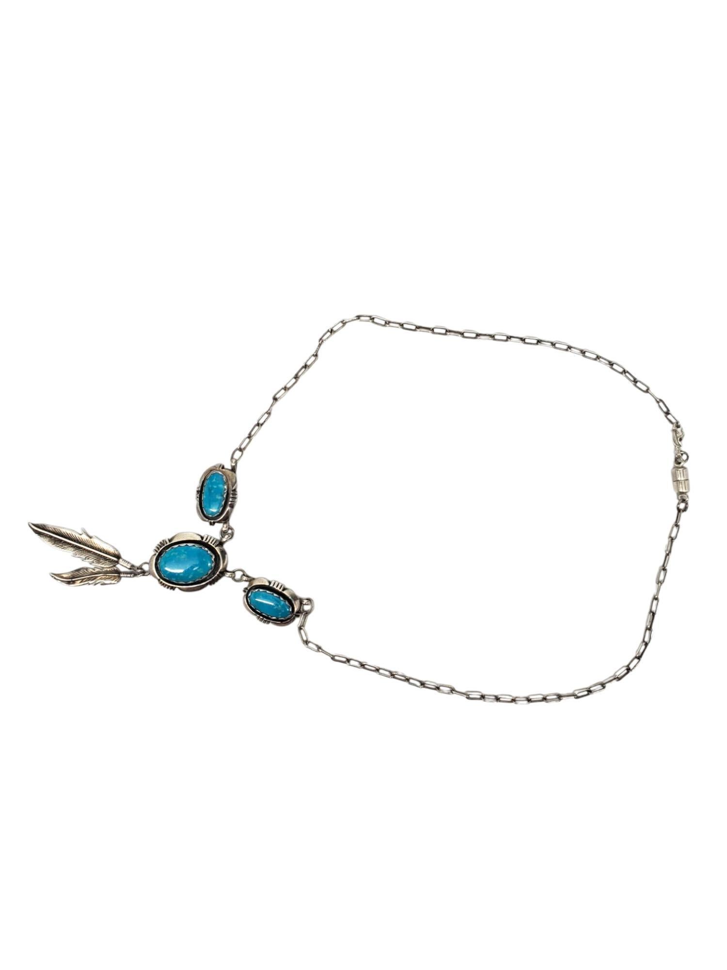 M. Collier à pendentifs en argent sterling Nez Southwest Turquoise Feather -

Ce collier pendentif vintage du sud-ouest en argent sterling comporte 3 cabochons ovales de turquoise (16,32 mm x 11,49 mm) sertis au centre dans des biseaux
