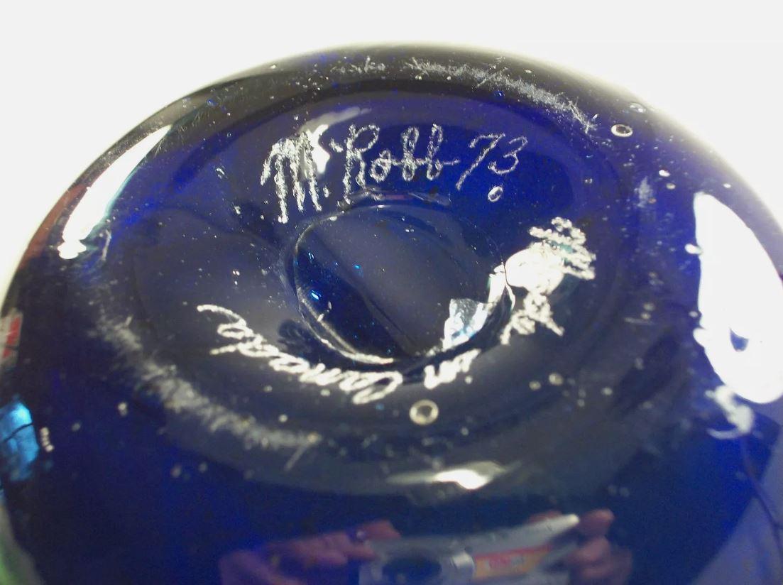 M. ROBB - Vaso a bocciolo in vetro Studio A - Firmato - Canada - Circa 1973 in vendita 2