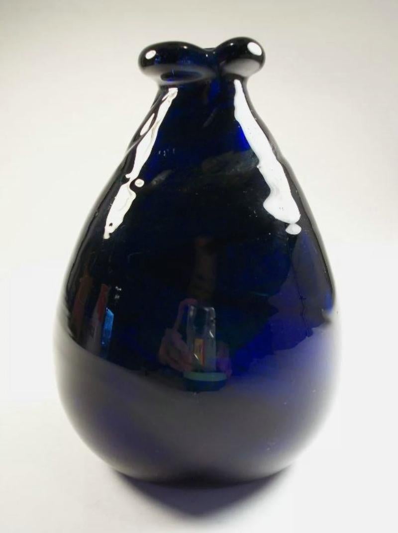 M. ROBB - Vaso di gemme in vetro da studio blu cobalto della metà del secolo scorso - bordo arricciato - forma a bulbo - firmato sulla base - Canada - circa 1973.

Eccellenti condizioni d'epoca - nessuna perdita - nessun danno - nessun restauro -