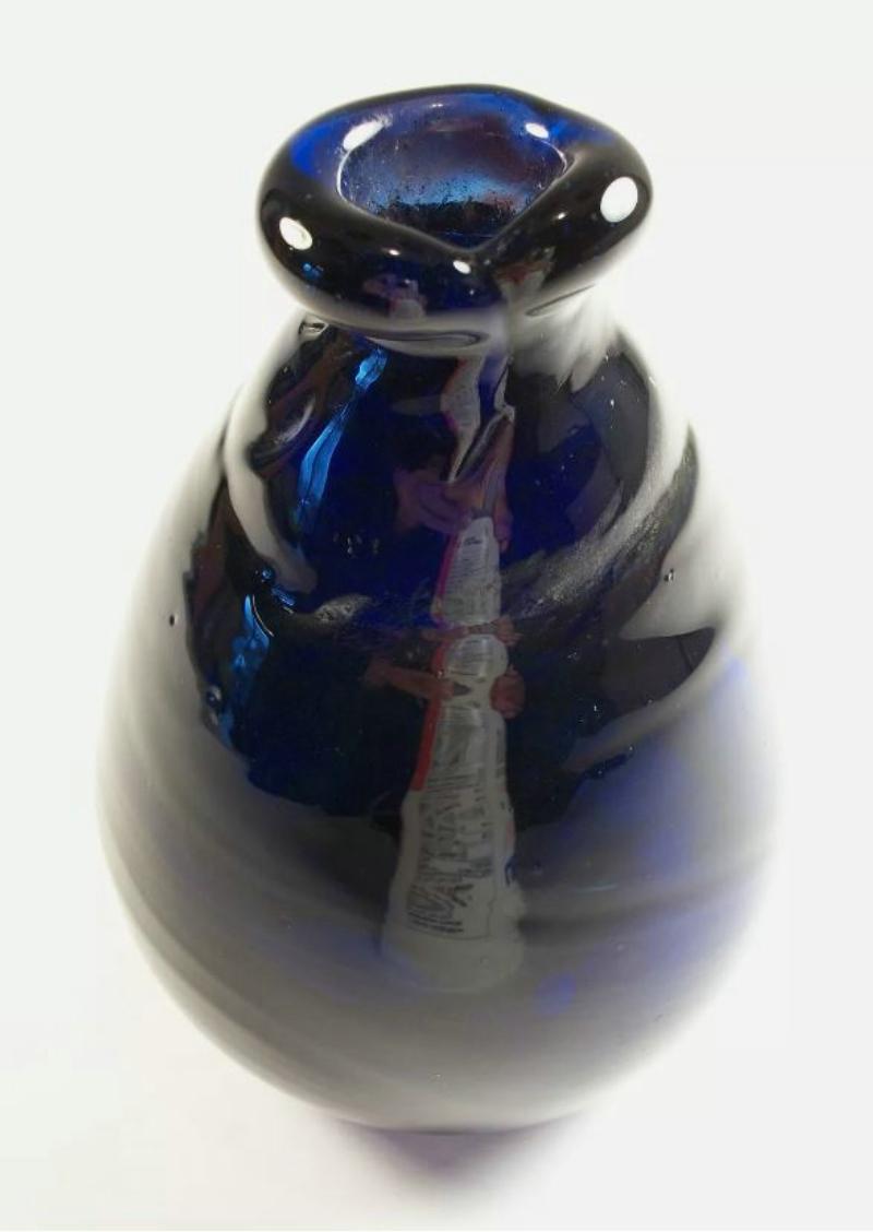 XX secolo M. ROBB - Vaso a bocciolo in vetro Studio A - Firmato - Canada - Circa 1973 in vendita