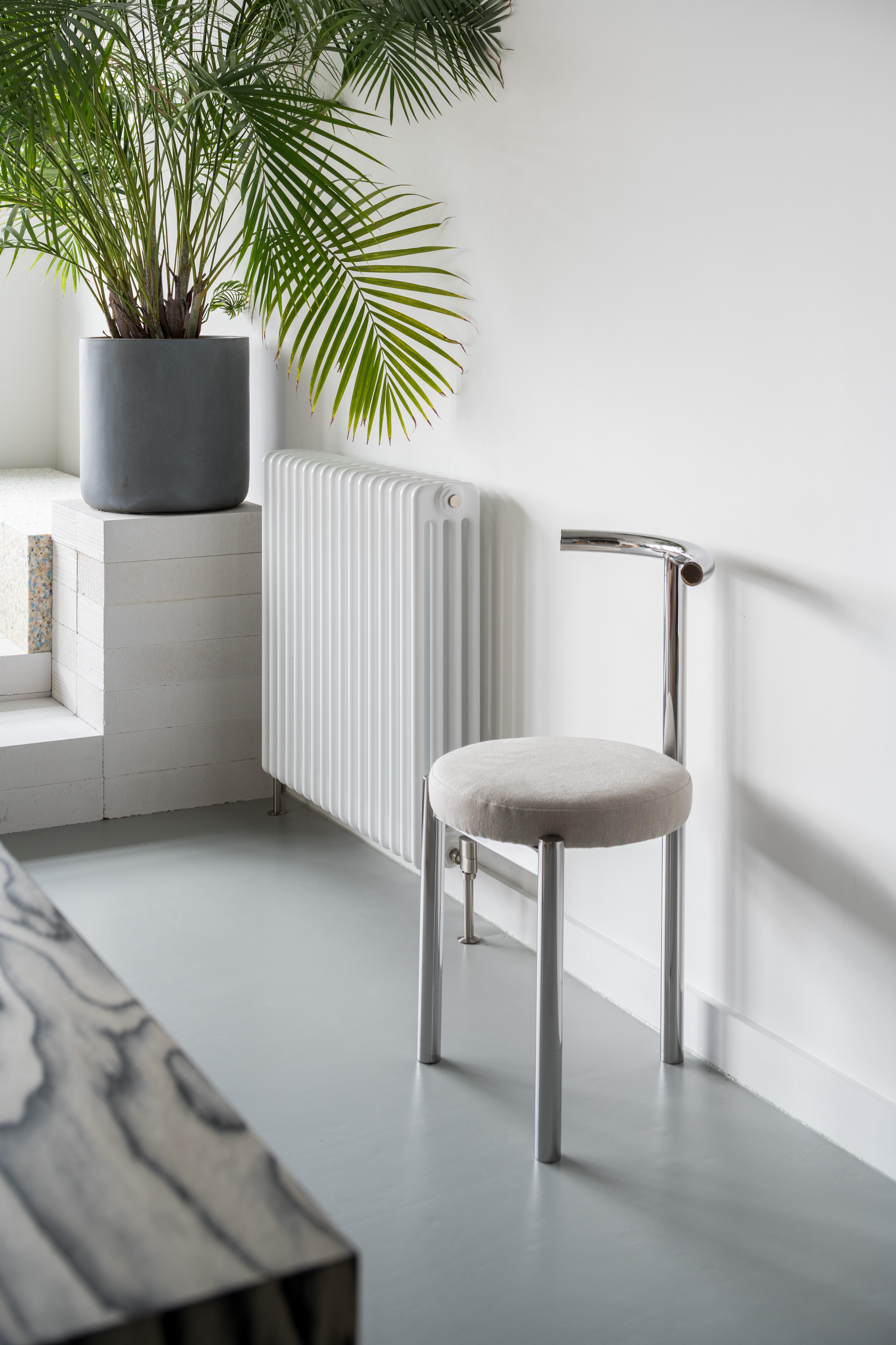 Stuhl „M Series“ aus poliertem Edelstahlrohr mit Sitz aus weichem Stoff (Moderne) im Angebot