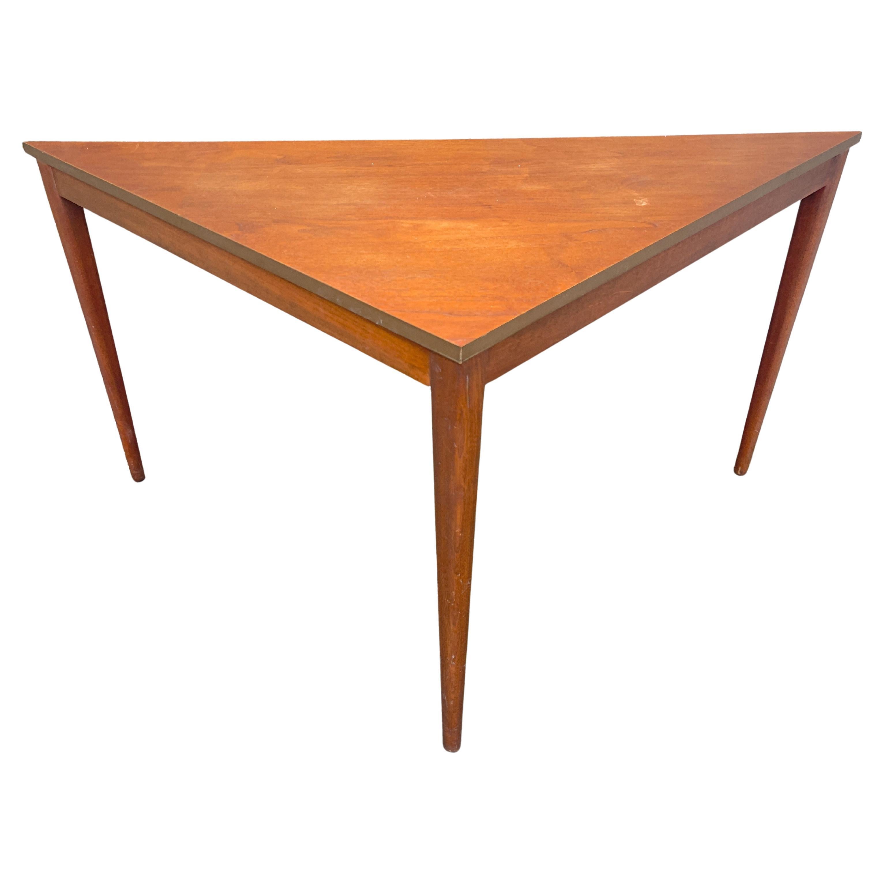 M. Singer 
Sons Triangle Corner Sofa Table im Angebot