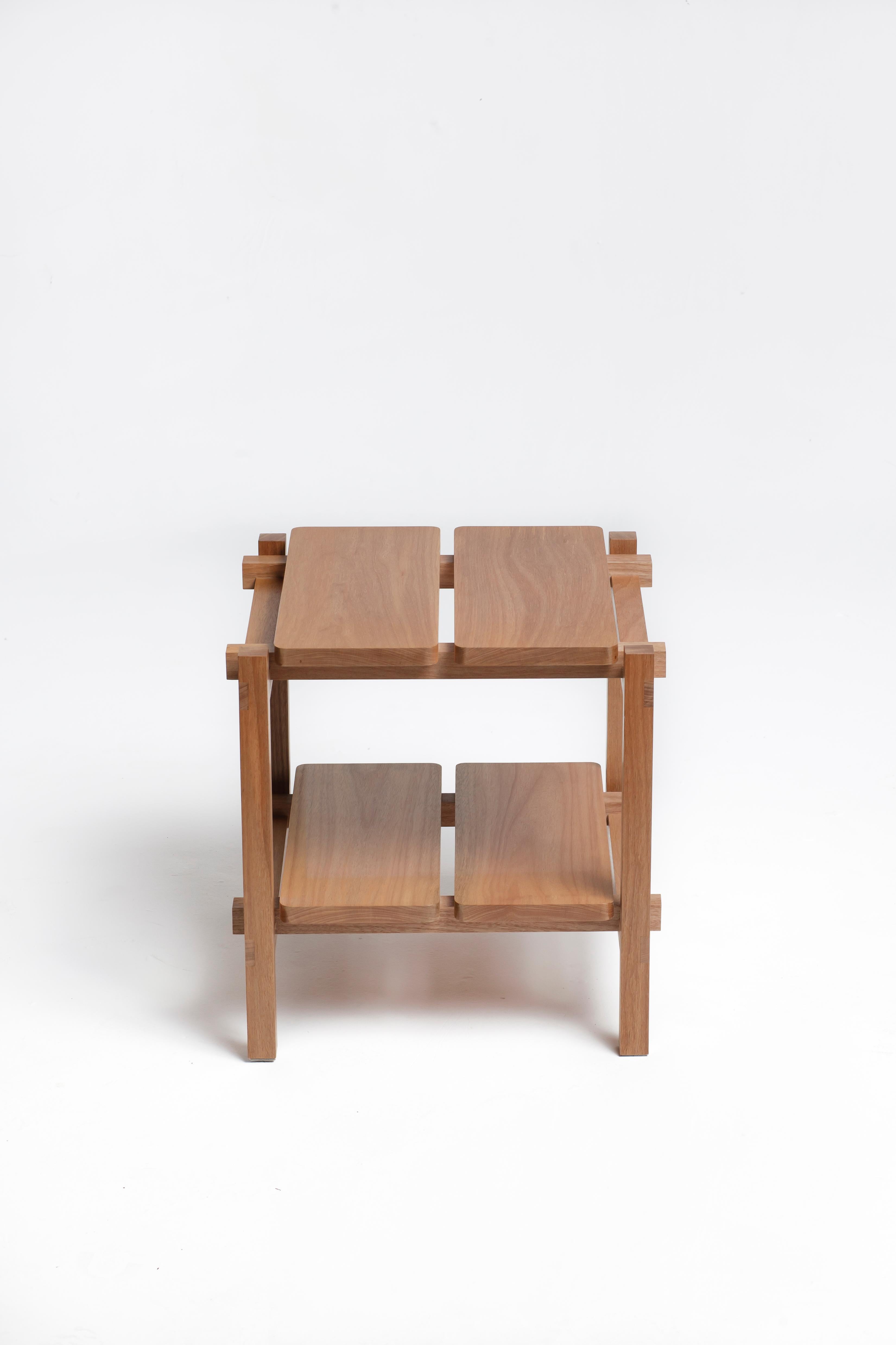 Style international M-One, table d'appoint contemporaine en bois dur brésilien en vente