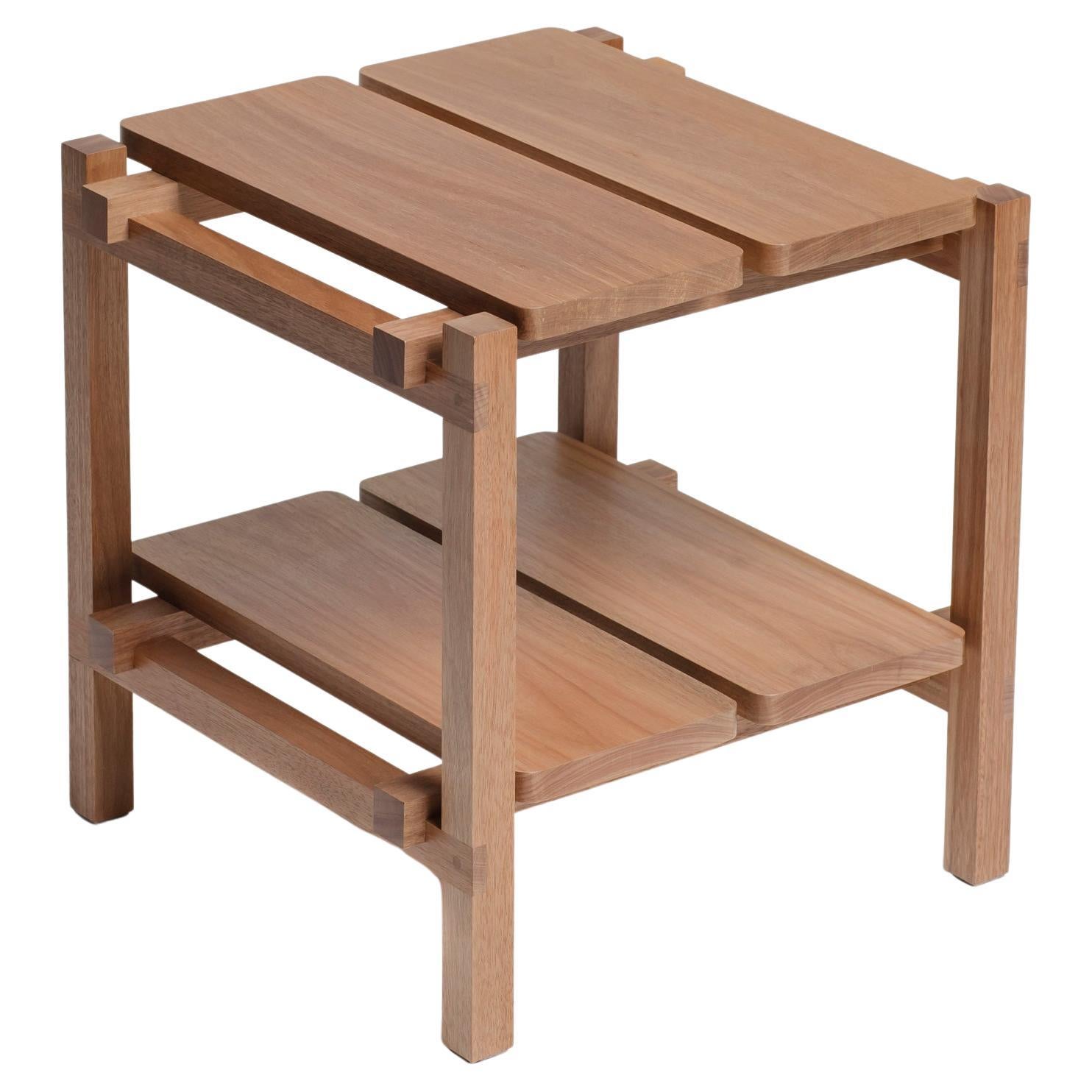 Table d'appoint conçue pour remplir deux fonctions : support et assise. Il peut servir de table d'appoint, de table de chevet ou de banc, lorsque les invités ne tiennent plus sur le canapé. La table A&M est fabriquée dans notre propre atelier à São