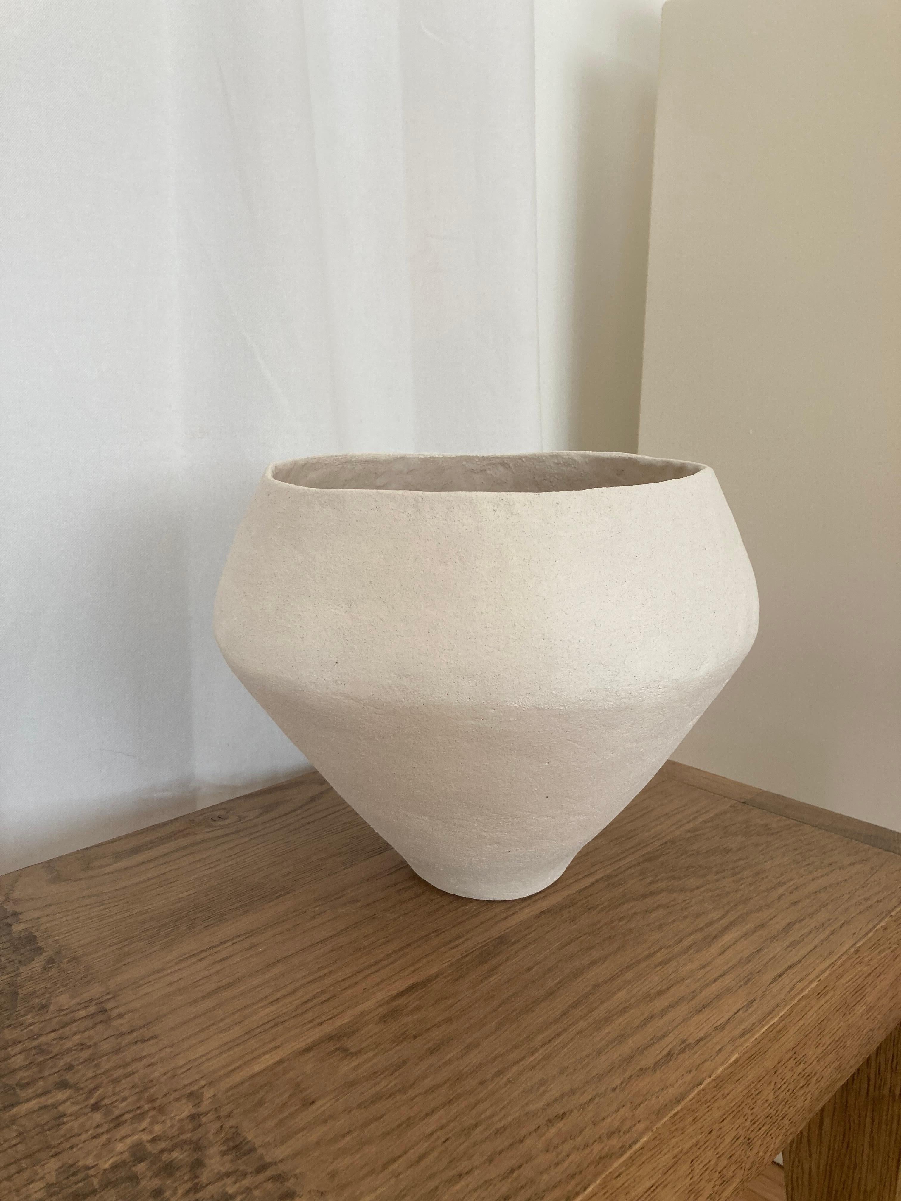 Vaso Toutes Les in bianco opaco, misura media di Mathilde Martin
Unico nel suo genere.
Dimensioni: D 27 x H 21,5 cm. Apertura: 22,5 cm. Piede: 8 cm. 
Materiali: Ceramica. 
Peso: 2 kg. 

Realizzato a mano. Le dimensioni possono variare.