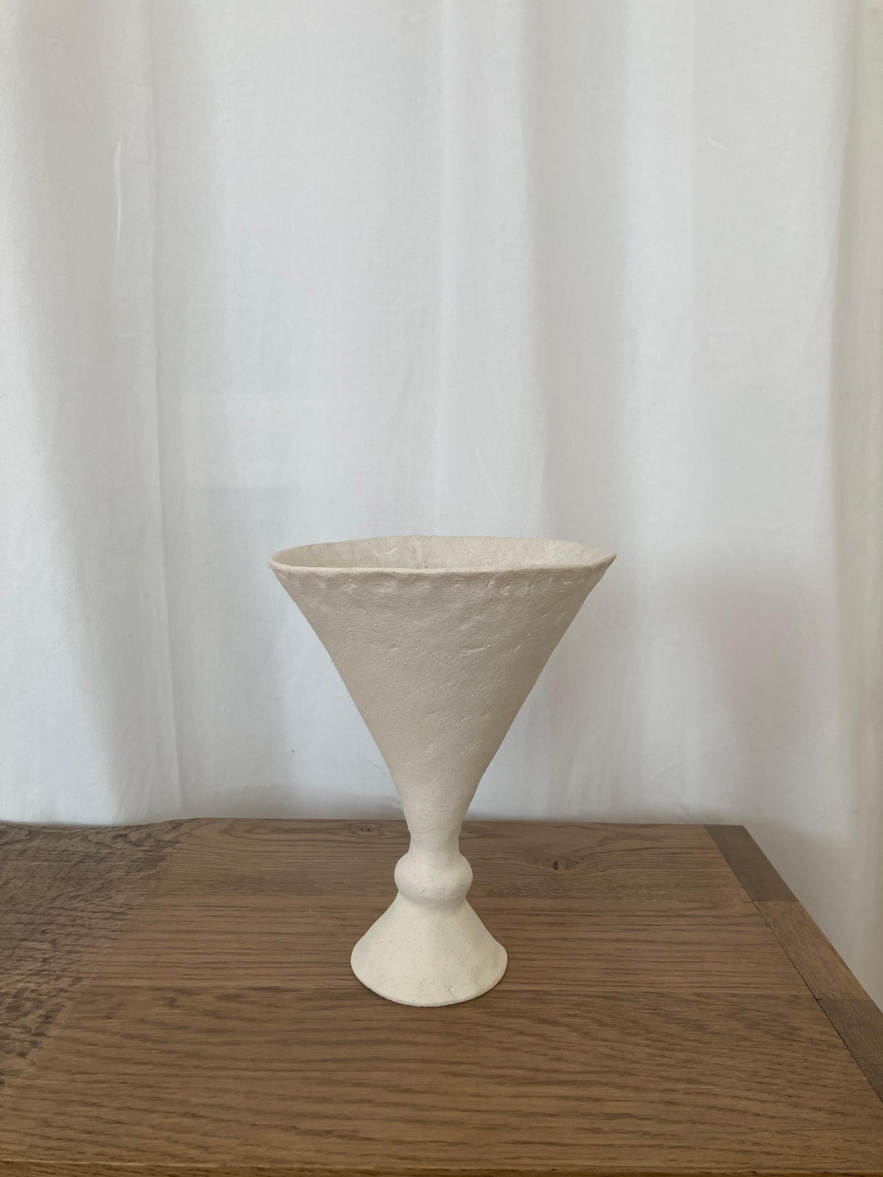 Postmoderno Vaso Toutes Les in bianco opaco, misura media di Mathilde Martin in vendita