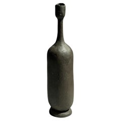 Handgefertigte Vase „M Vase I“ aus Keramik mit Radaufzug