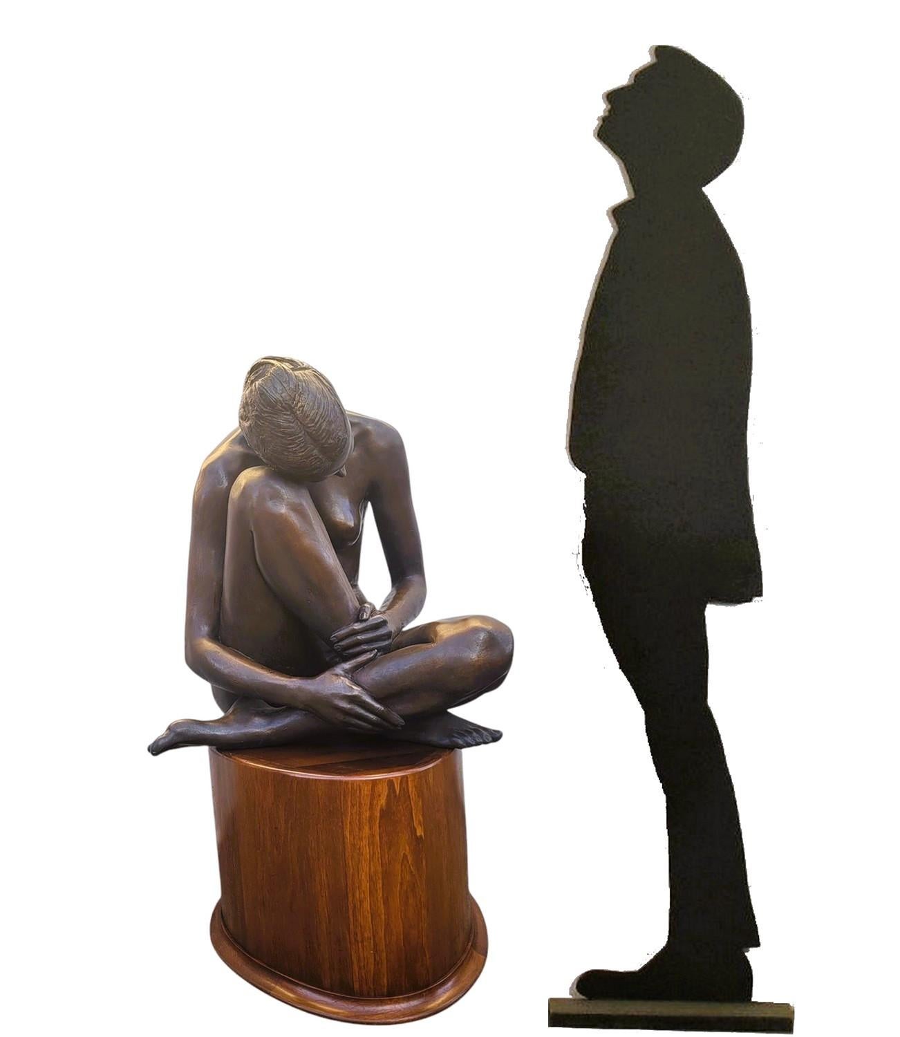 Gran escultura de bronce patinado de una mujer desnuda, sentada sobre una base de madera 

Firma M Ventura P bajo el pie - de los años 80  

Ligero desgaste de pátina - grietas en la base de madera   

Dimensiones totales 
H104cm  
66 x 72 cm