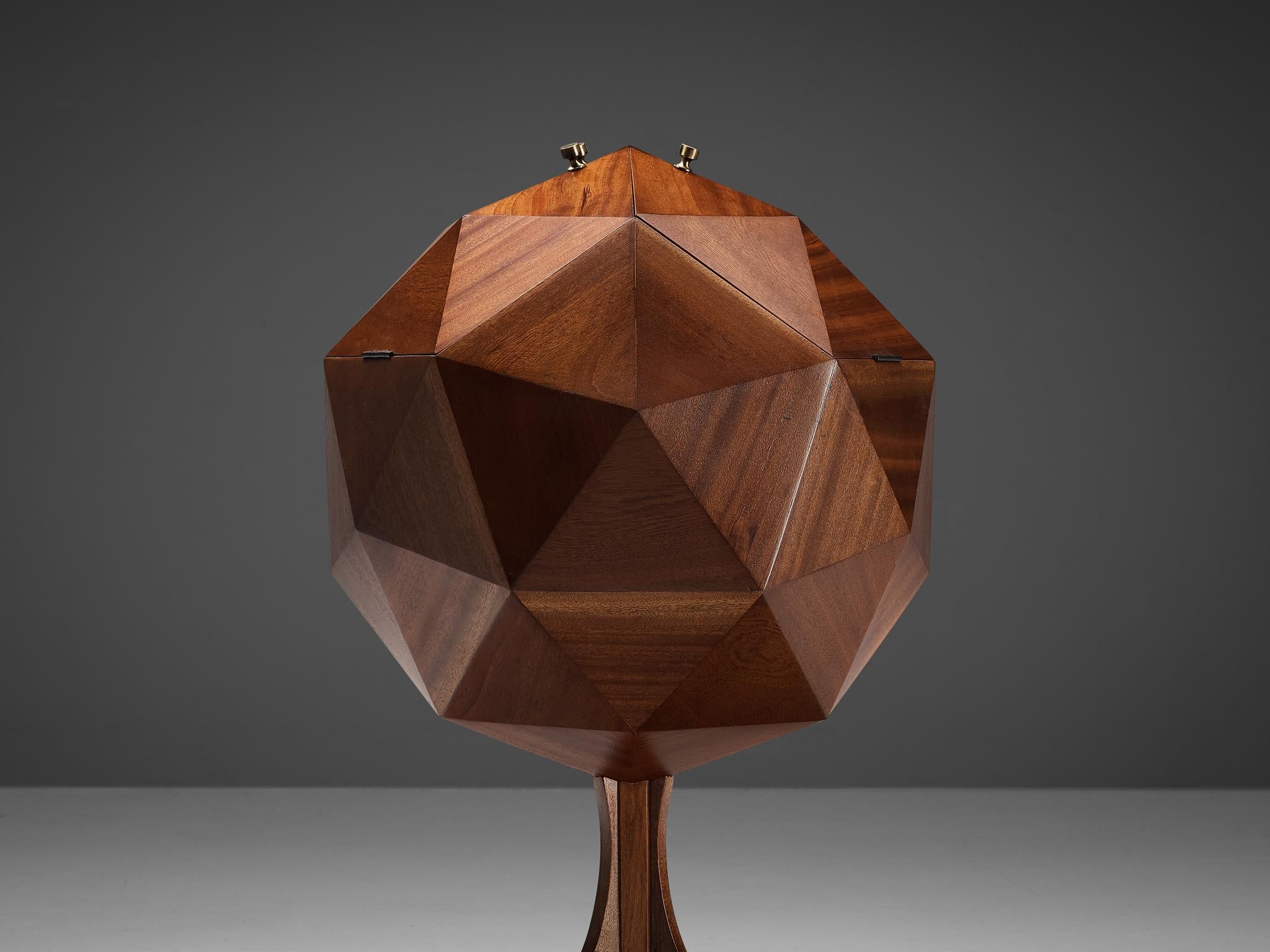 Milieu du XXe siècle M. Vuillermoz Meuble de bar polygonal en acajou et laiton