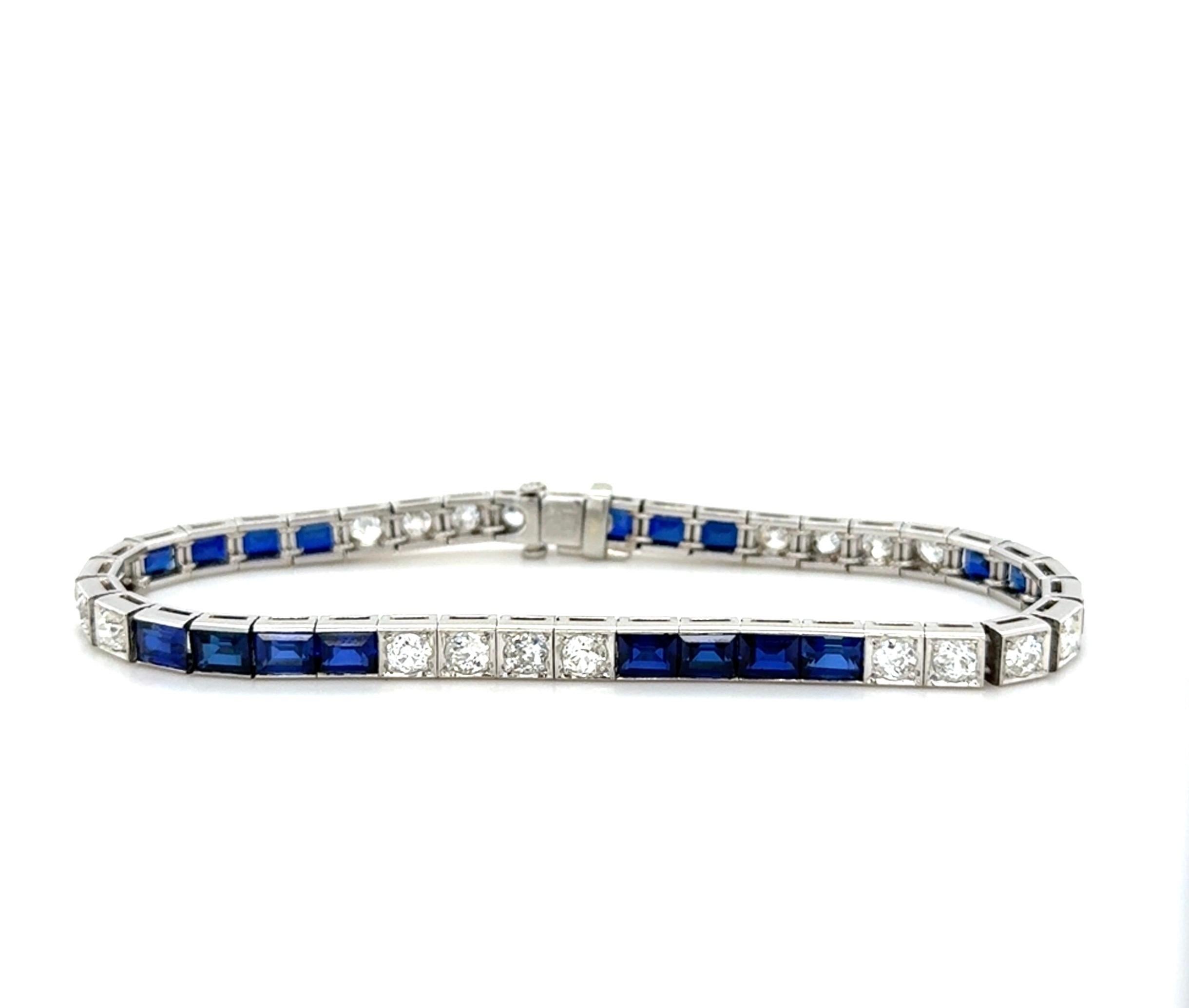 Magnifiquement réalisé à la main par le célèbre joaillier américain M. Waslikow & Sons, ce bracelet de tennis élégant et très agréable à porter date d'environ 1930.

M. Waslikow a commencé sa carrière à New York au début des années 1930 et a