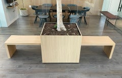 Fioriera "M" in quercia bianca con panchine integrate di Cain Studio, Made in USA