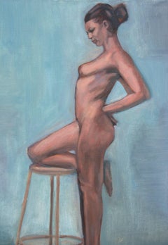 Figure nue avec tabouret contre fond bleu
