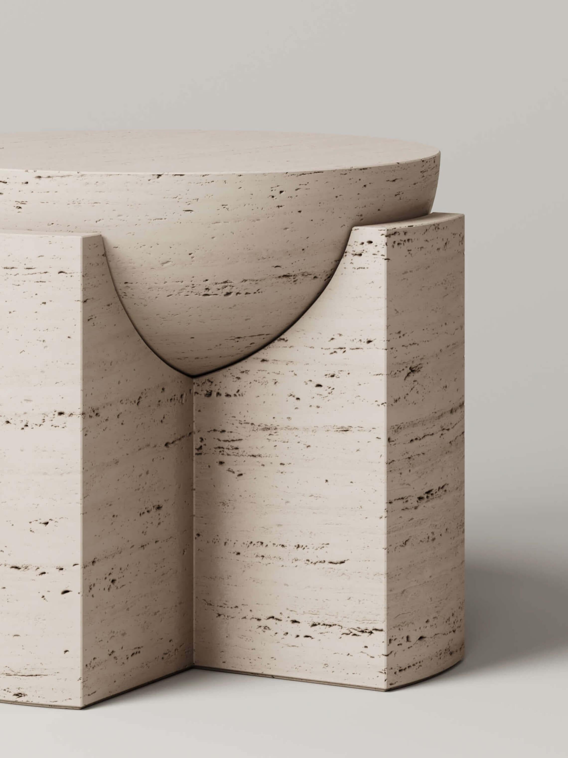 Sculpté Table d'appoint M_002 conçue par Studio Le Cann pour Monolith Studio, en travertin en vente