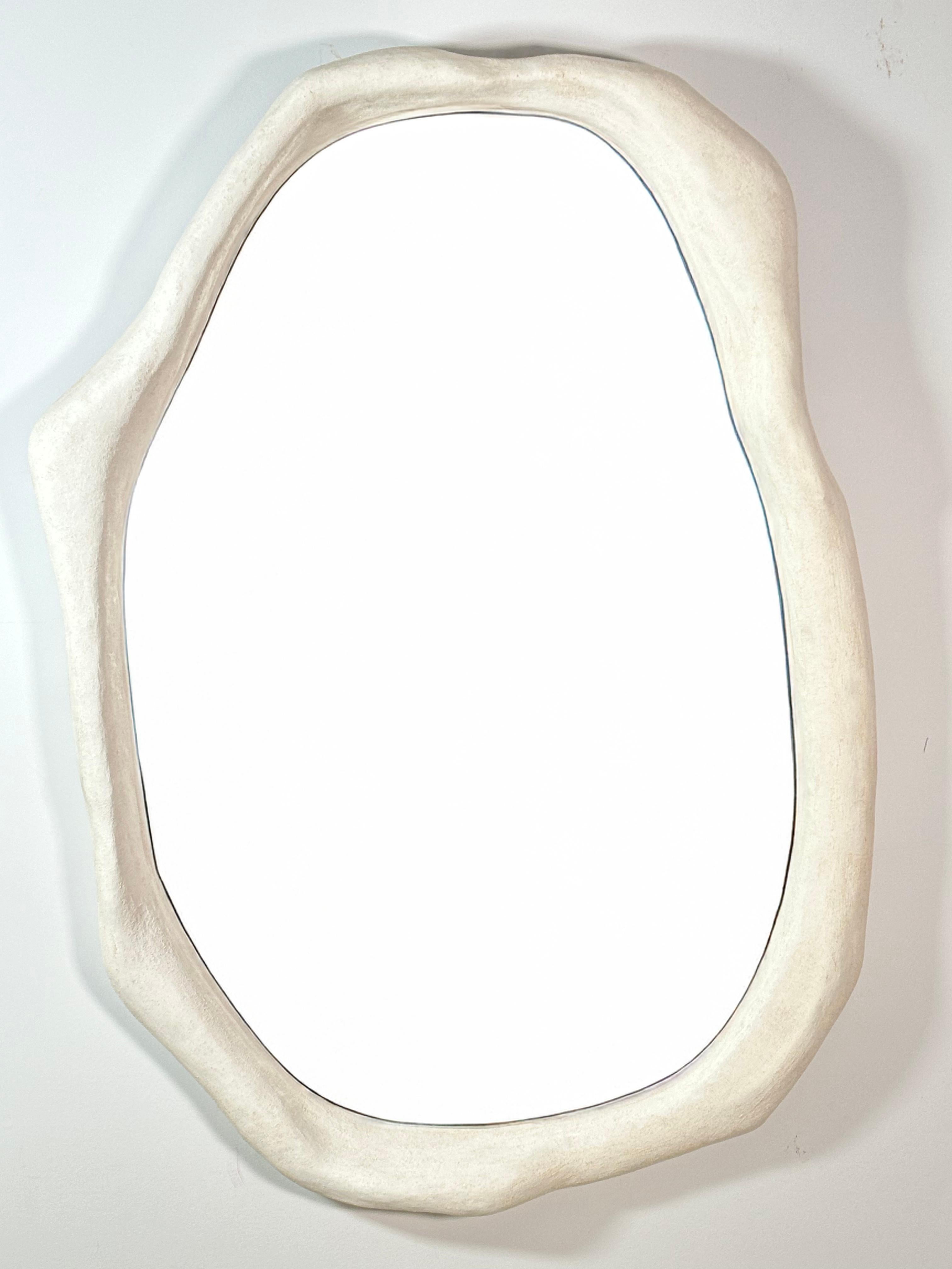 Specchio da parete M01 di Studio Aeny
Edizione limitata
Dimensioni: D 8 x L 64 x H 94 cm.
Materiali: Composito di carta riciclata, miscela di gesso e sabbia.

Ogni pezzo è scolpito a mano individualmente, dando vita a variazioni che rendono ogni