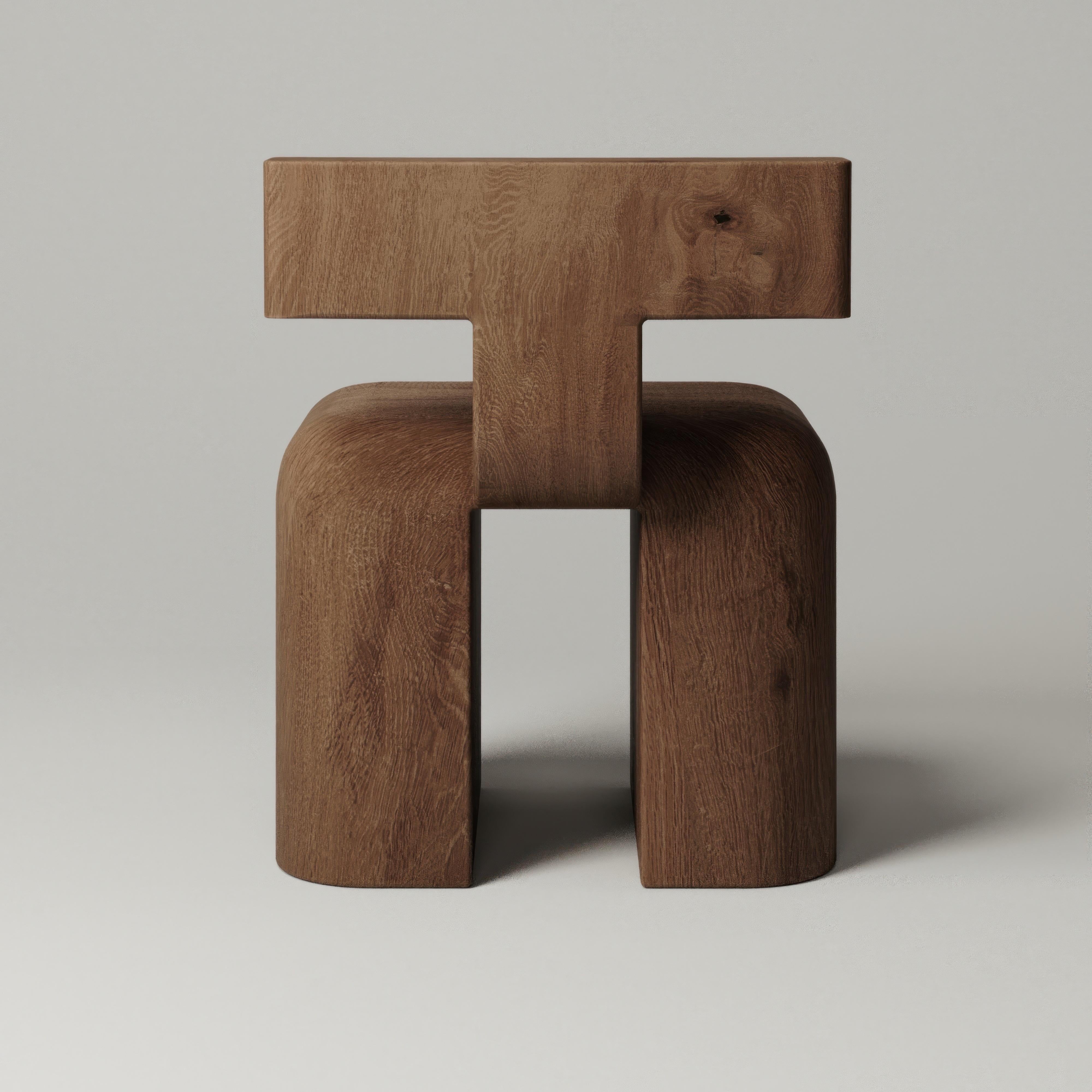 La chaise M_013 est délicatement sculptée dans du chêne massif. Sa base aux proportions généreuses et sa forme sculpturale font de cette chaise un ajout unique à tout intérieur. 

Le studio de design Monolith, basé à New York, se concentre sur les