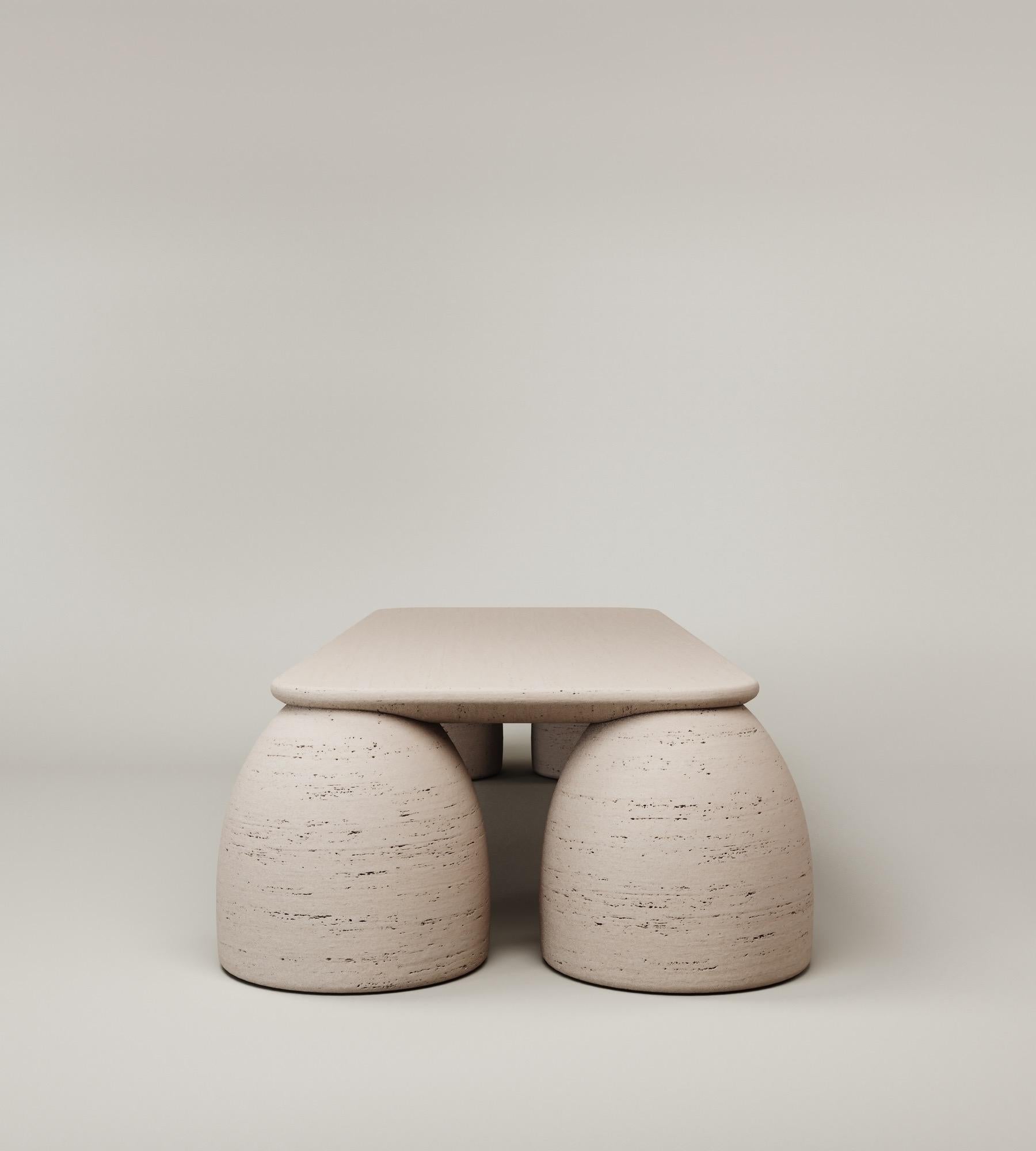 Avec sa silhouette intemporelle et sa présence ancrée, la table à manger Silhouette ancre n'importe quel espace, invitant aux rassemblements communautaires comme aux conversations intimes. Sculpté dans du travertin terreux, il respire la simplicité