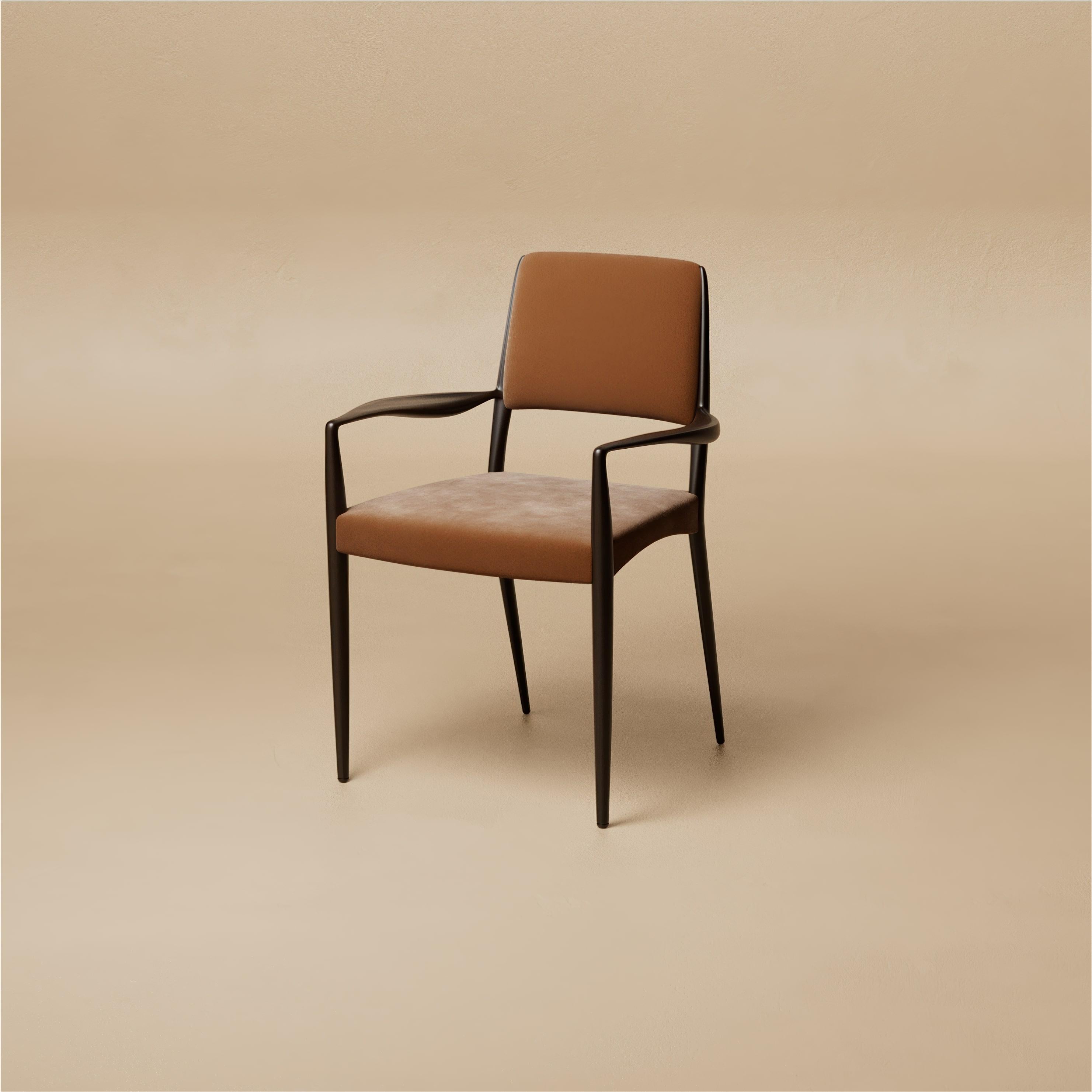 Der Marmont Dining Chair interpretiert die Eleganz der Silhouetten aus der Mitte des Jahrhunderts durch die Hand eines Bildhauers neu. Das Gestell aus Nussbaumholz umschließt die gepolsterten Kissen mit gemessener Anmut, wobei jede Kurve so