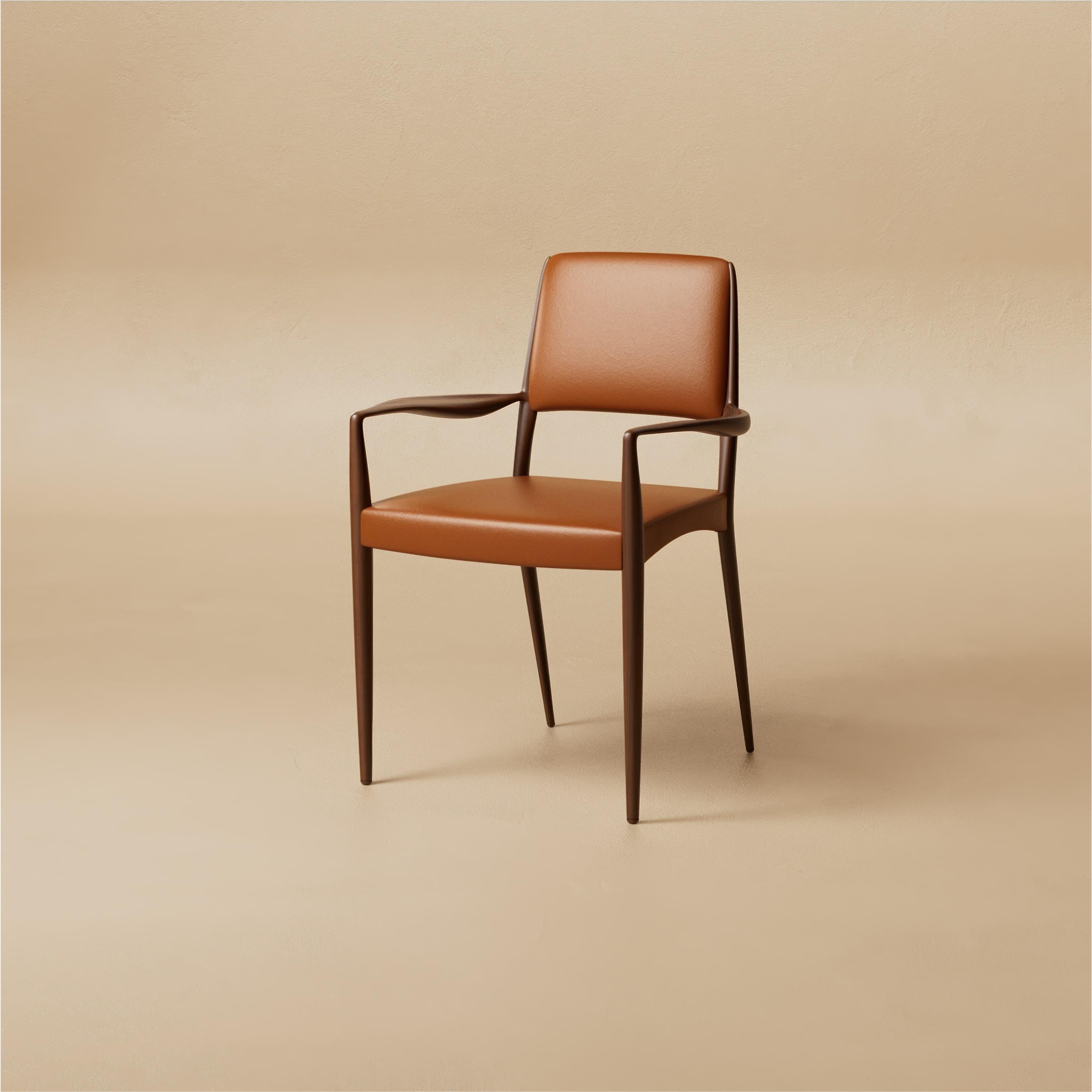 La sedia da pranzo Marmont reinterpreta l'eleganza delle silhouette di metà secolo attraverso la mano di uno scultore. La sua struttura in noce sostiene i cuscini imbottiti con grazia misurata, ogni curva è scolpita per bilanciare postura e comfort.