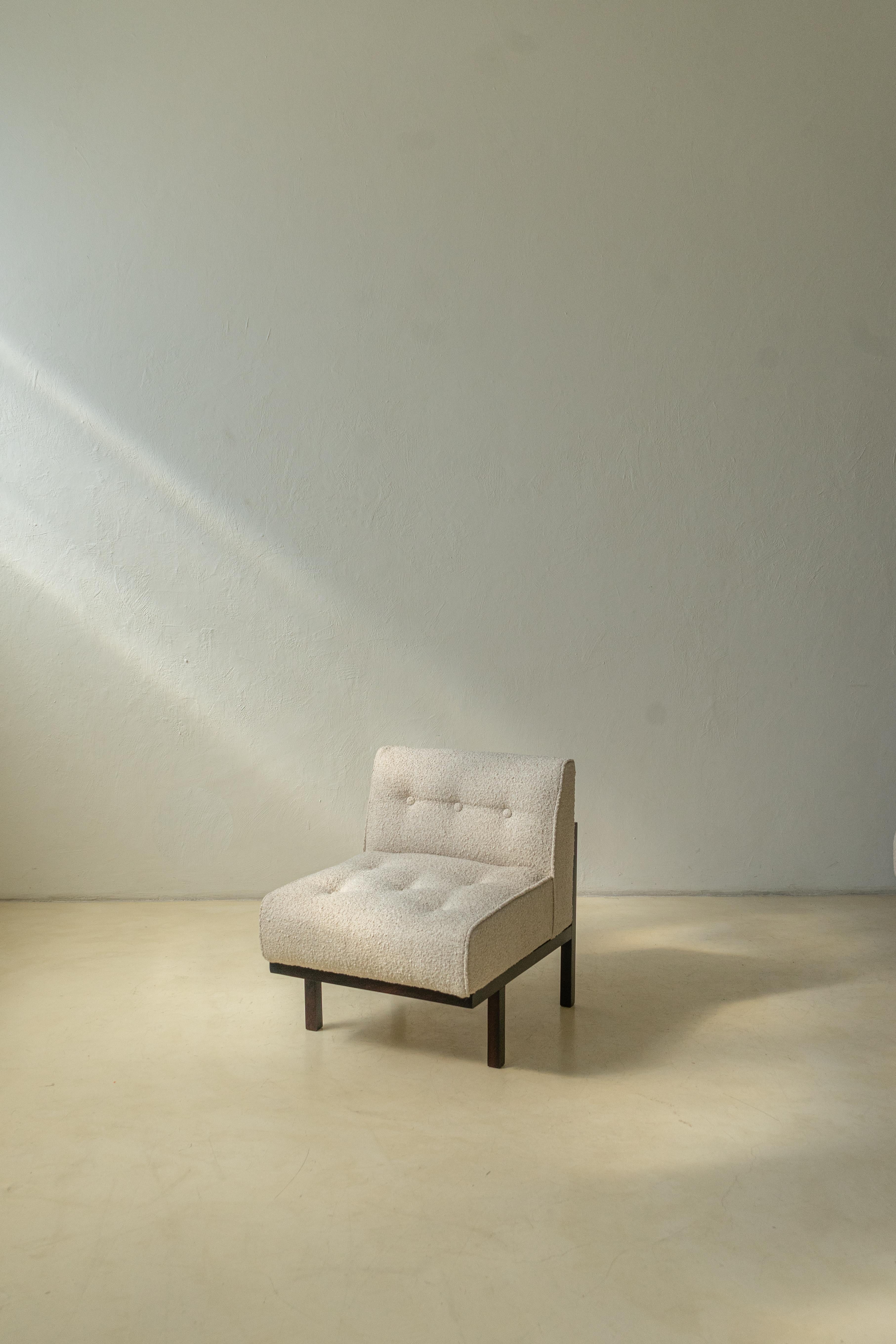 El Sillón M1 fue diseñado en 1953 por Carlos Milan y producido por Branco & Preto, un estudio de arquitectura y diseño que abrió sus puertas en 1952 en São Paulo.

Branco & Preto fue uno de los precursores brasileños de la arquitectura de interiores