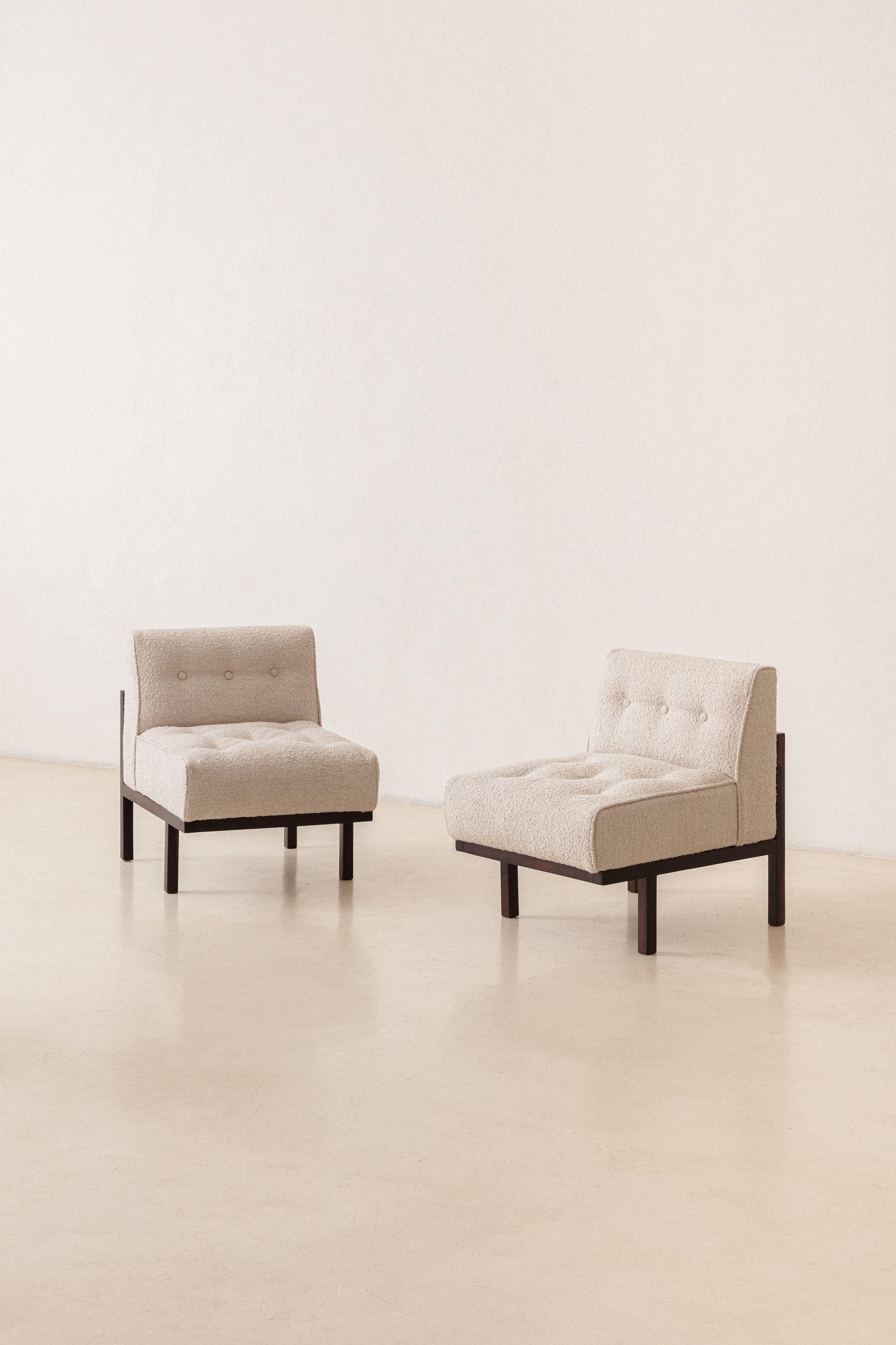 Le fauteuil M1 a été conçu en 1953 par Carlos Milan et produit par Branco & Preto, un cabinet d'architecture et de design qui a ouvert ses portes en 1952 à São Paulo.

Branco & Preto était l'un des précurseurs brésiliens de l'architecture