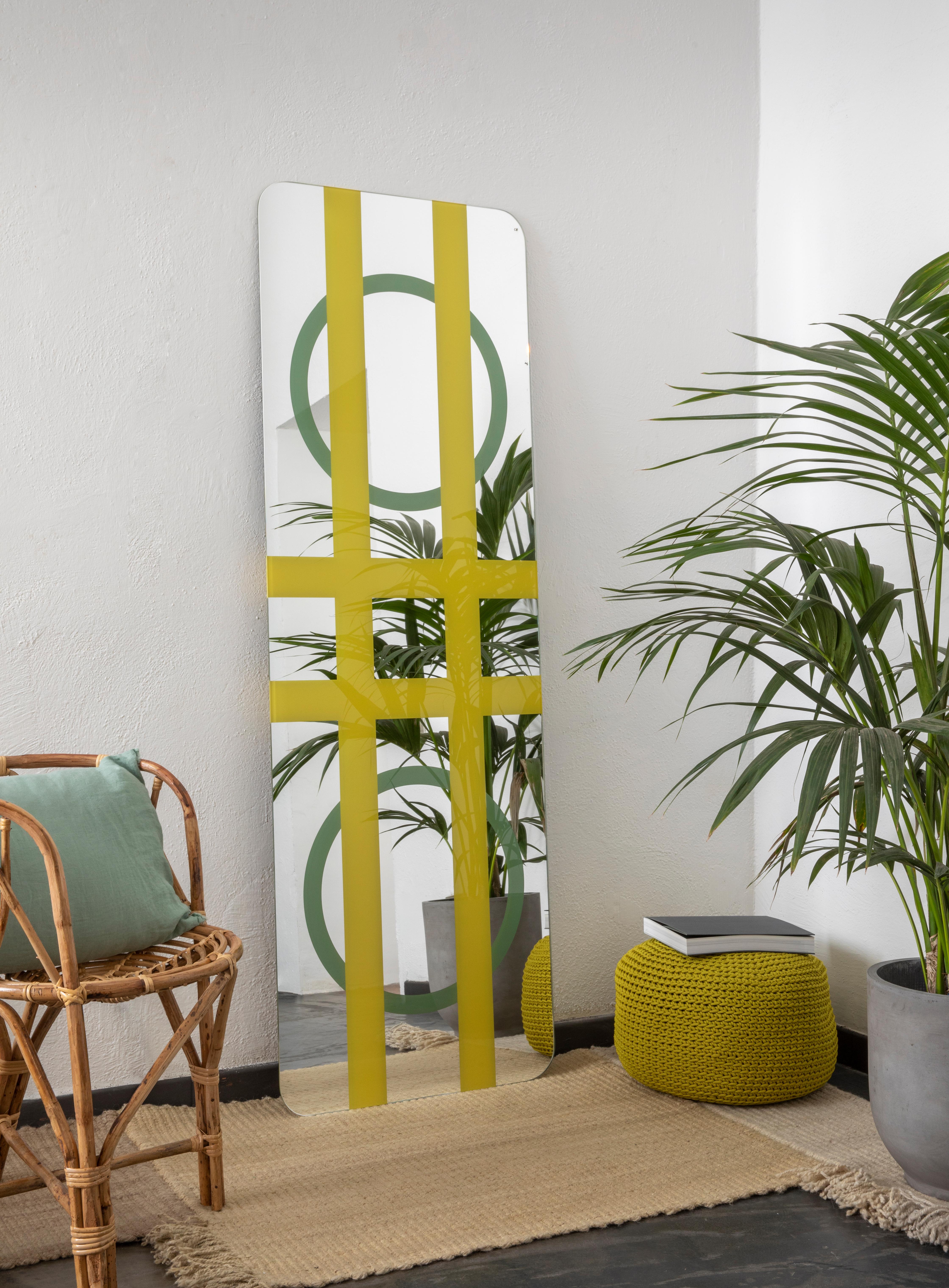 Telle une surface dessinée détachée du mur, la série MURALES enrichit votre espace de verre transparent coloré ou de miroir. Les surfaces en verre sont sablées, laquées ou accompagnées de miroirs colorés pour créer des motifs graphiques décoratifs