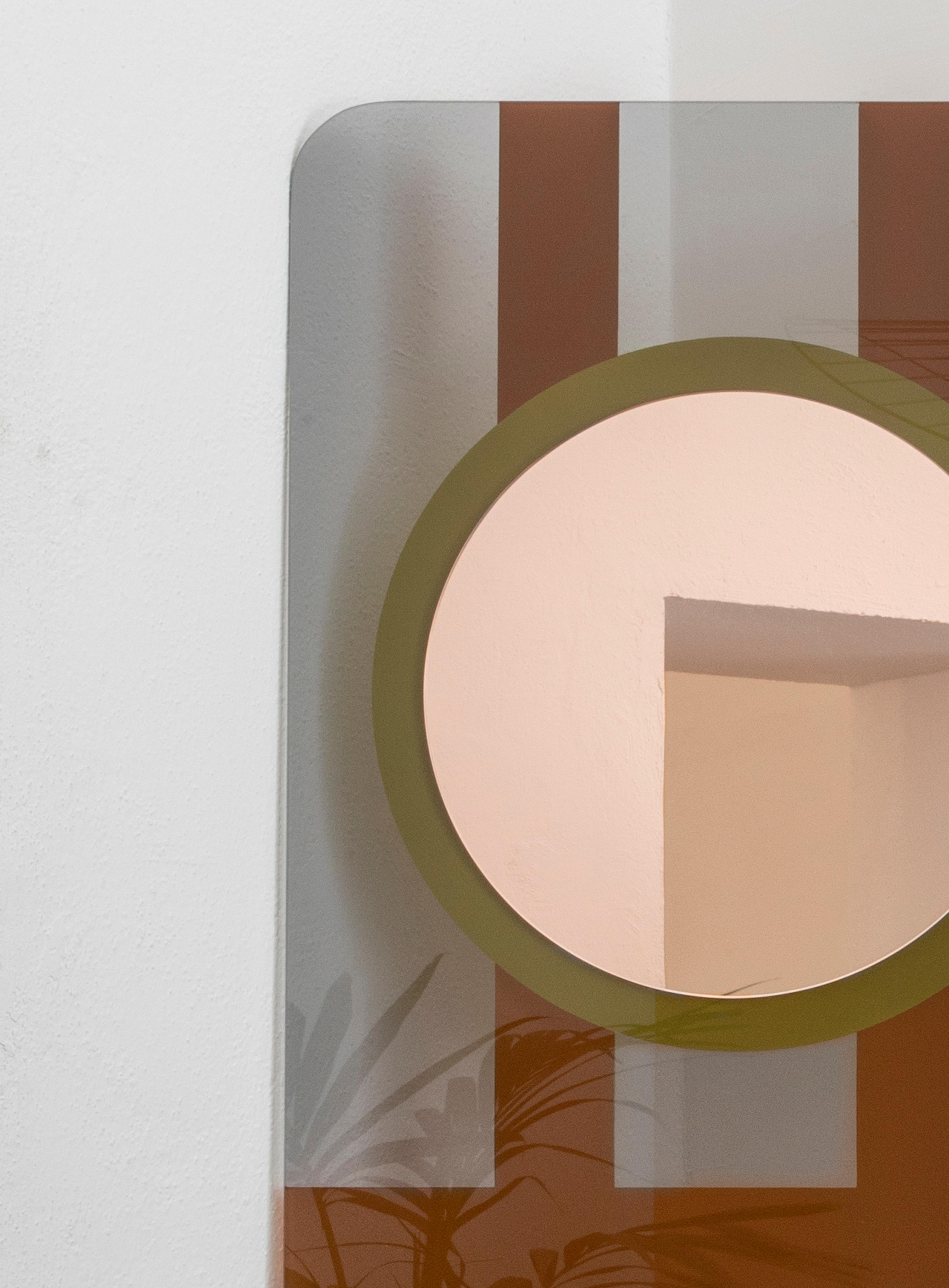 Telle une surface dessinée détachée du mur, la série MURALES enrichit votre espace de verre transparent coloré ou de miroir. Les surfaces en verre sont sablées, laquées ou accompagnées de miroirs colorés pour créer des motifs graphiques décoratifs