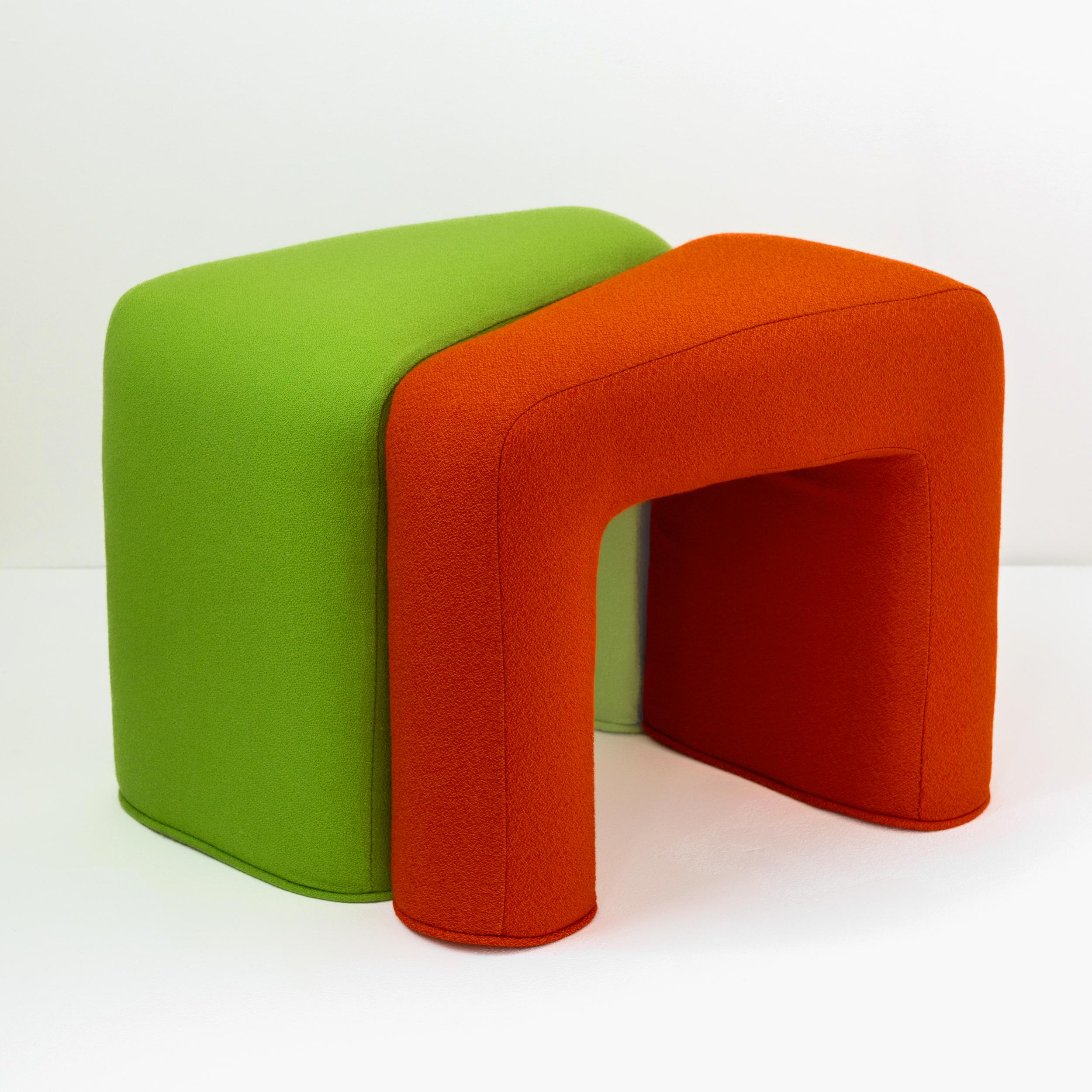 m2 Tabouret de Jaclyn Pappalardo
Dimensions : L 52 x D 48 x H 49 cm
MATERIAL : Bois contreplaqué, mousse d'ameublement et laine de bute. 

Jaclyn est une designer et fabricante basée à Londres. Sa formation en scénographie alimente son travail