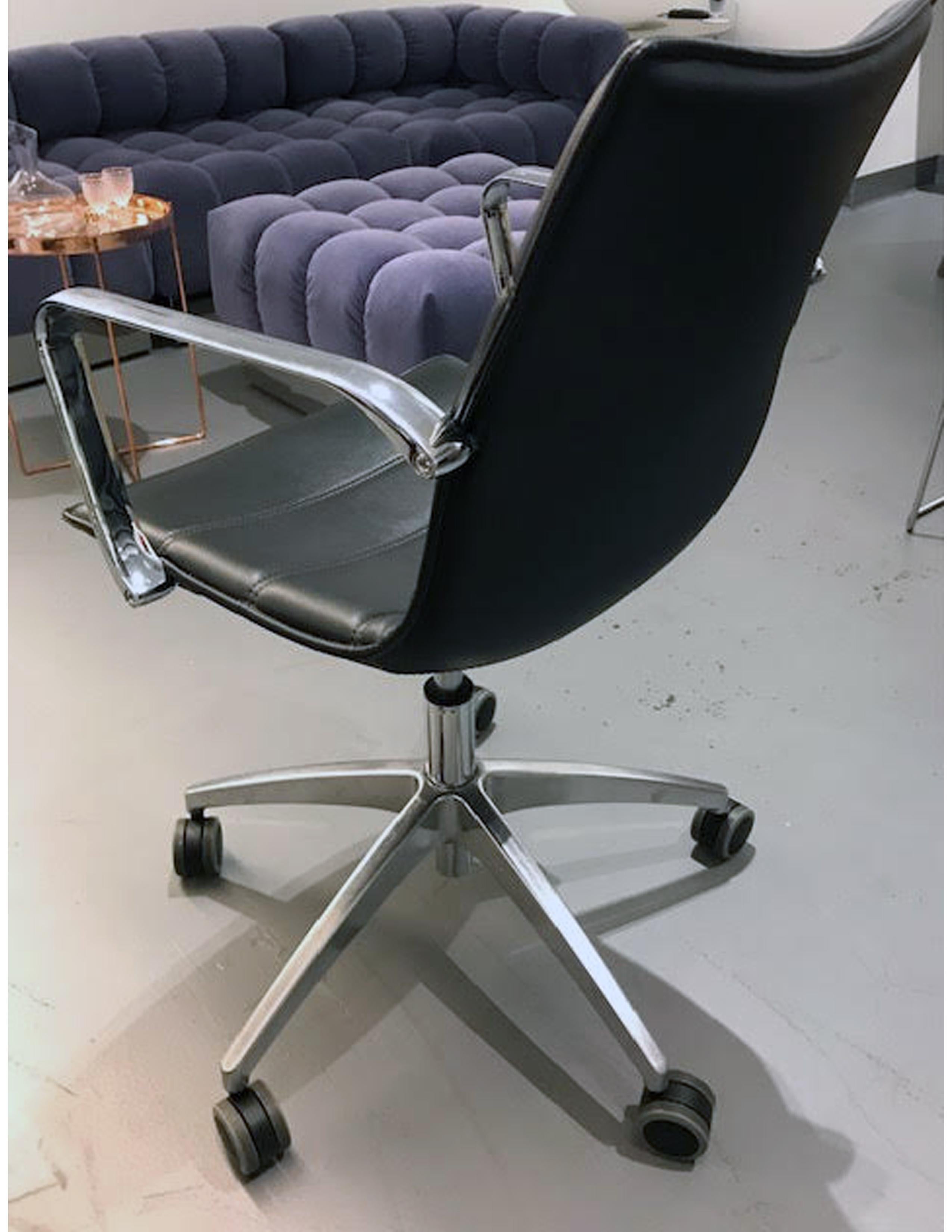 Padded and upholstered swivel chair with plywood beech inner shell, seat aluminium armrests, gas height adjustment, PC1 die- cast polished aluminium base.
Dimensions:
H 32.6